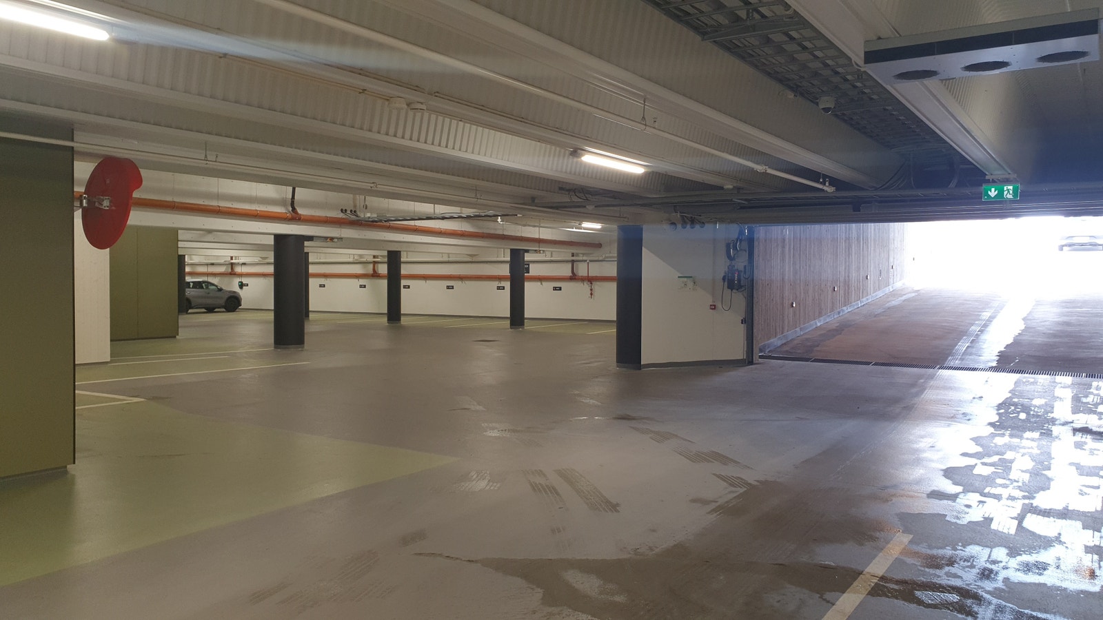 Nedkjøringsrampe til høyre i bildet, parkeringsplass sees i bakgrunnen, til venstre i bildet. Galleribilde