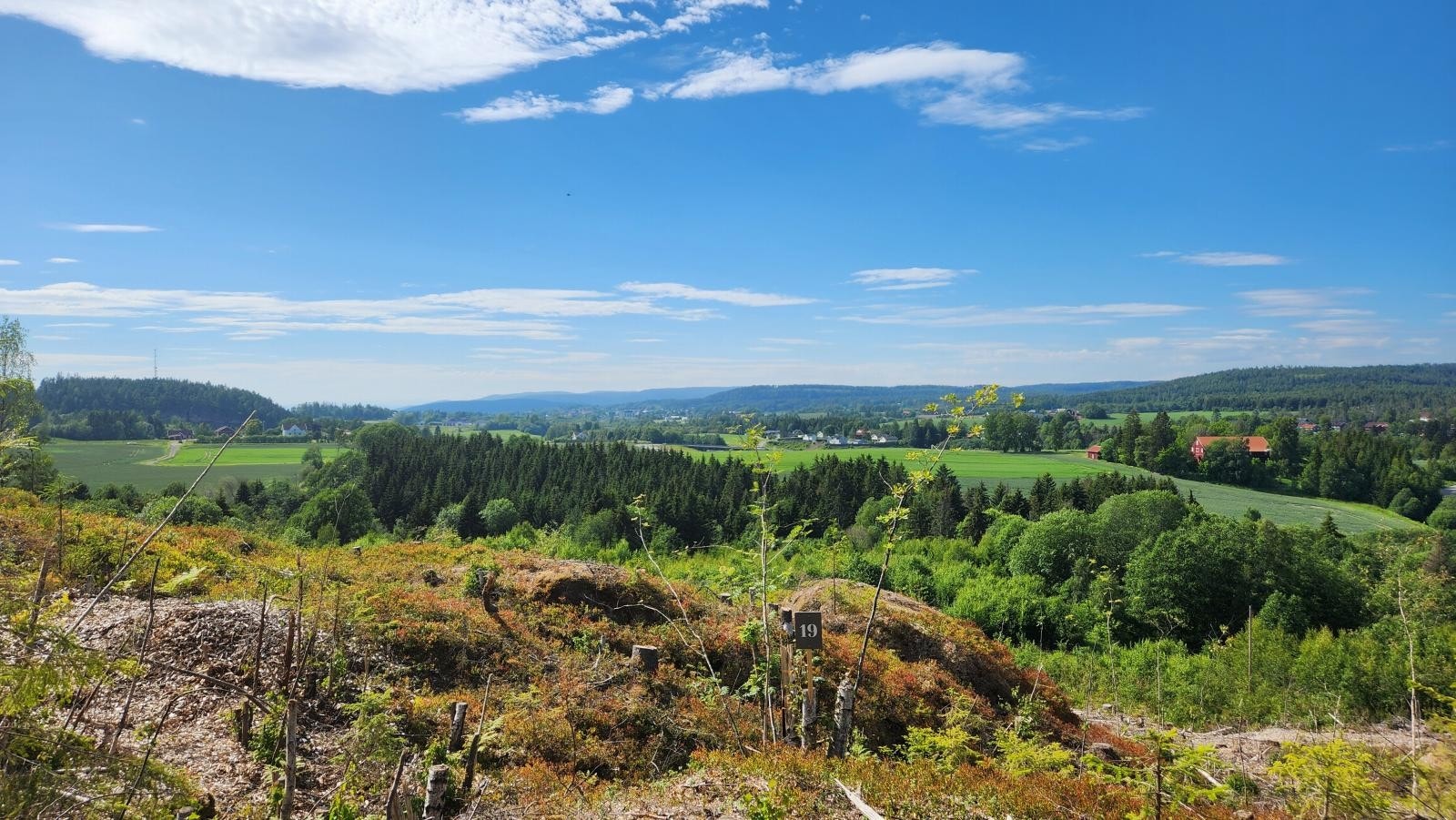 Røyken er et knutepunkt med korte avstander til blant annet Oslo og Asker og er et meget godt alternativ for de som ønsker å bo i landlige omgivelser, men samtidig ha kort vei til arbeid. Galleribilde