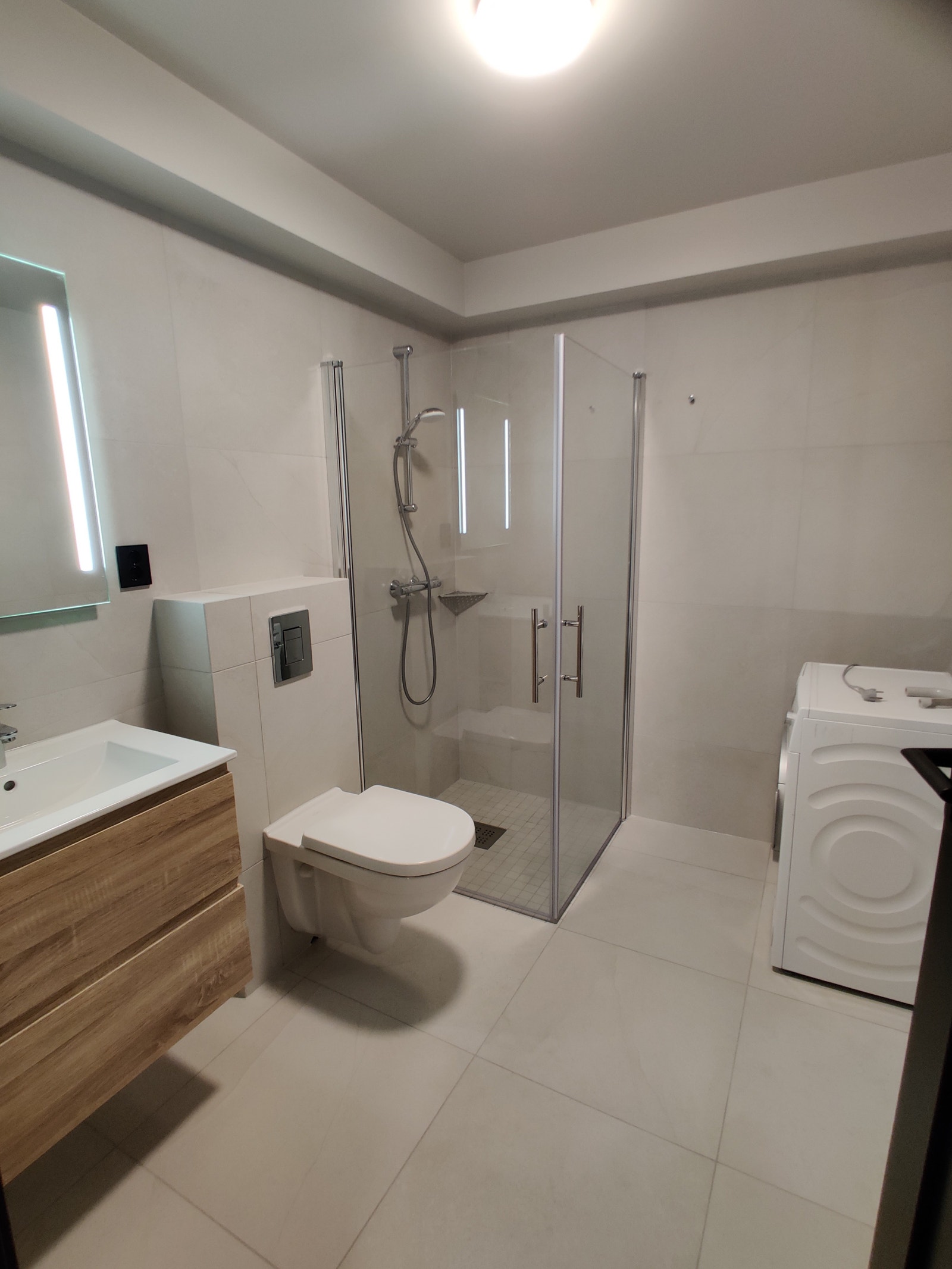 Deilig flislagt bad med god plass Galleribilde