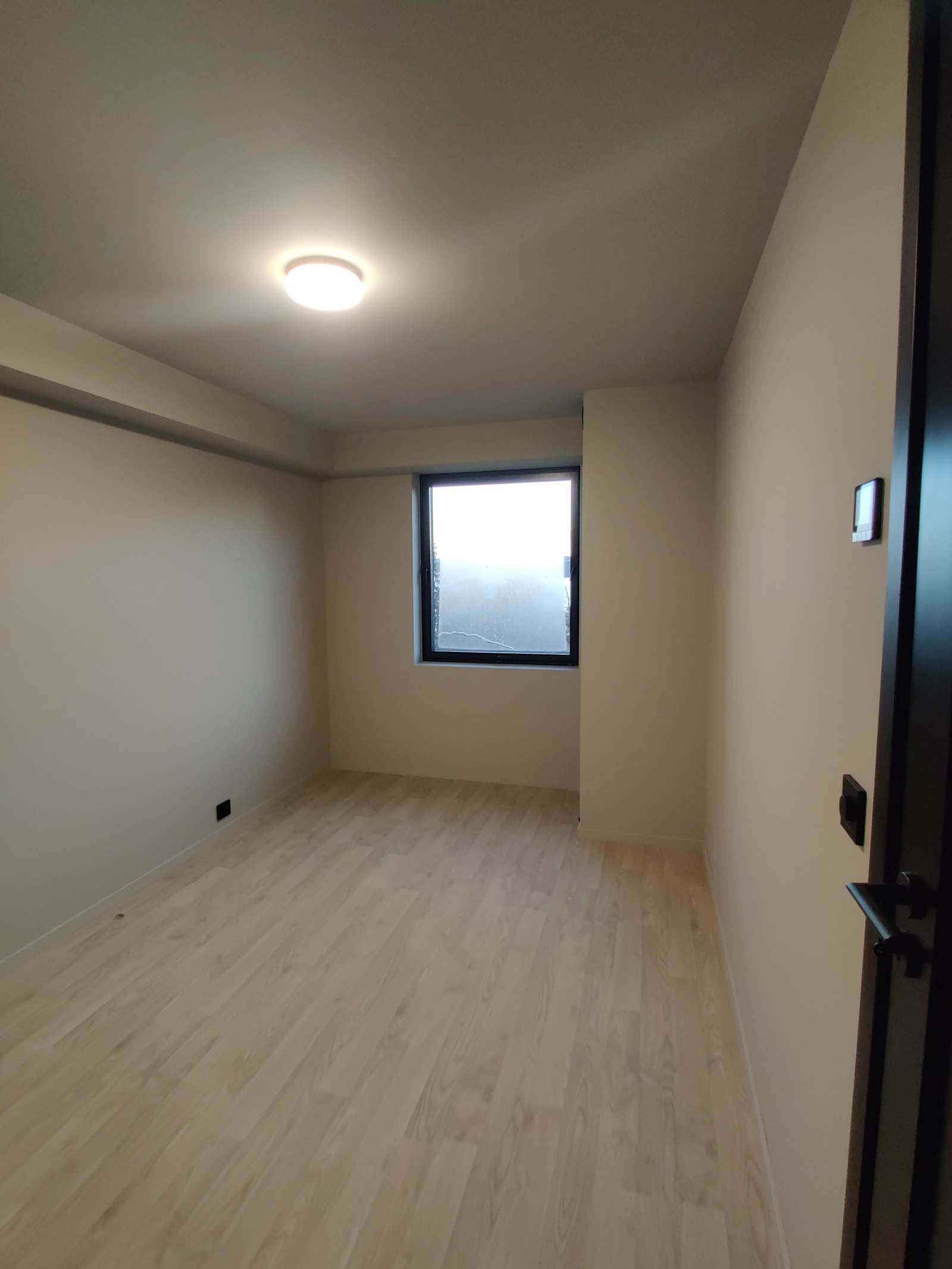 Stort vindu med utsikt og kontorplass på soverommet Galleribilde