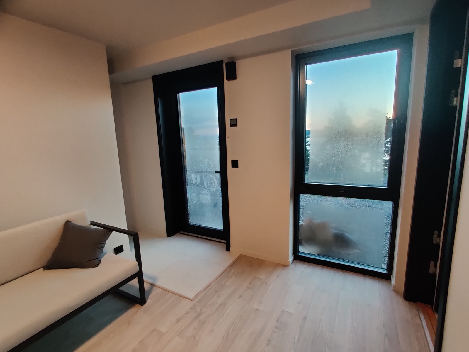 Flislagt inngang og plass til klær(sofa ikke med i leie) Galleribilde