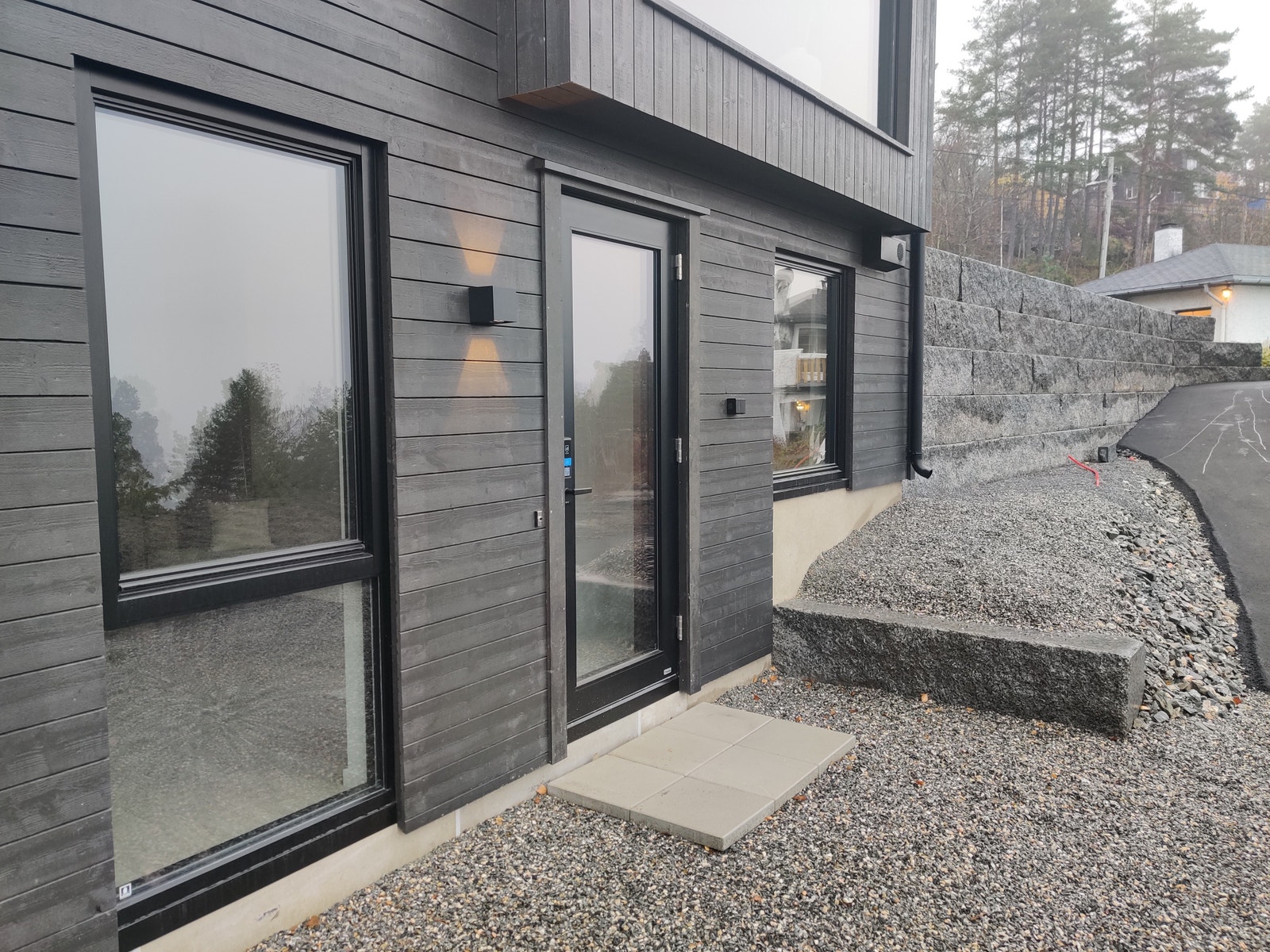 Inngangspartiet med gruslagt uteplass! Galleribilde