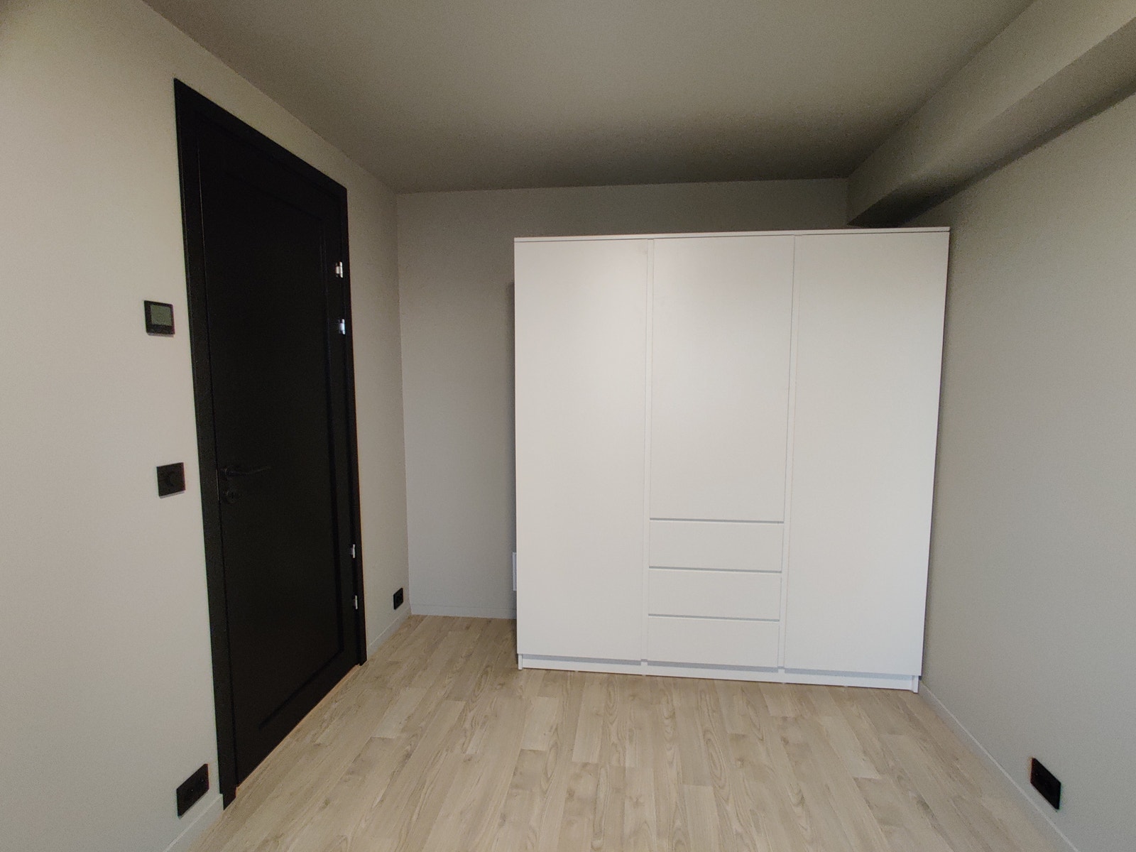 Soverom med stort dobbeltskap Galleribilde