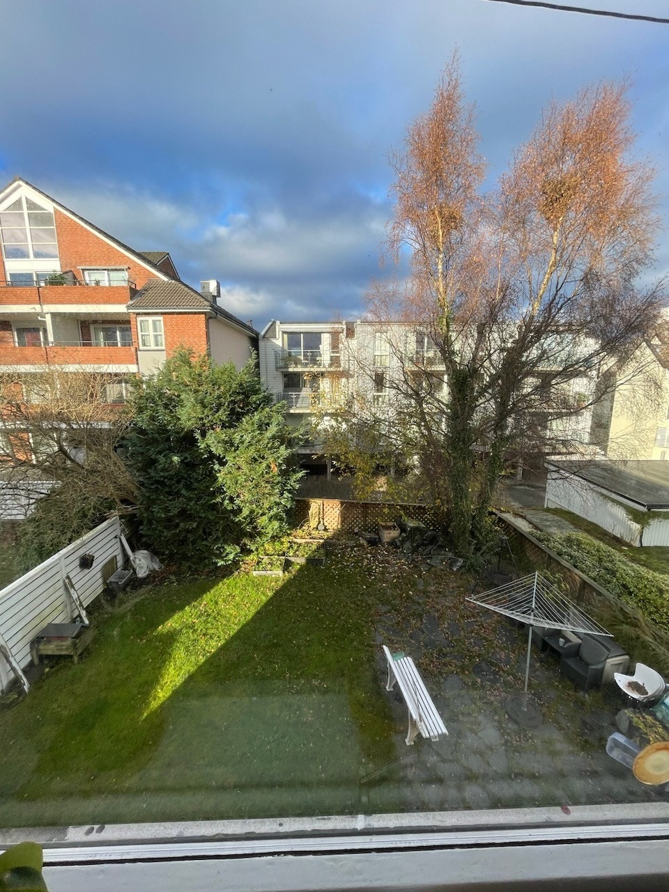 Utsikt ned til hagen fra kjøkkenvinduet Galleribilde