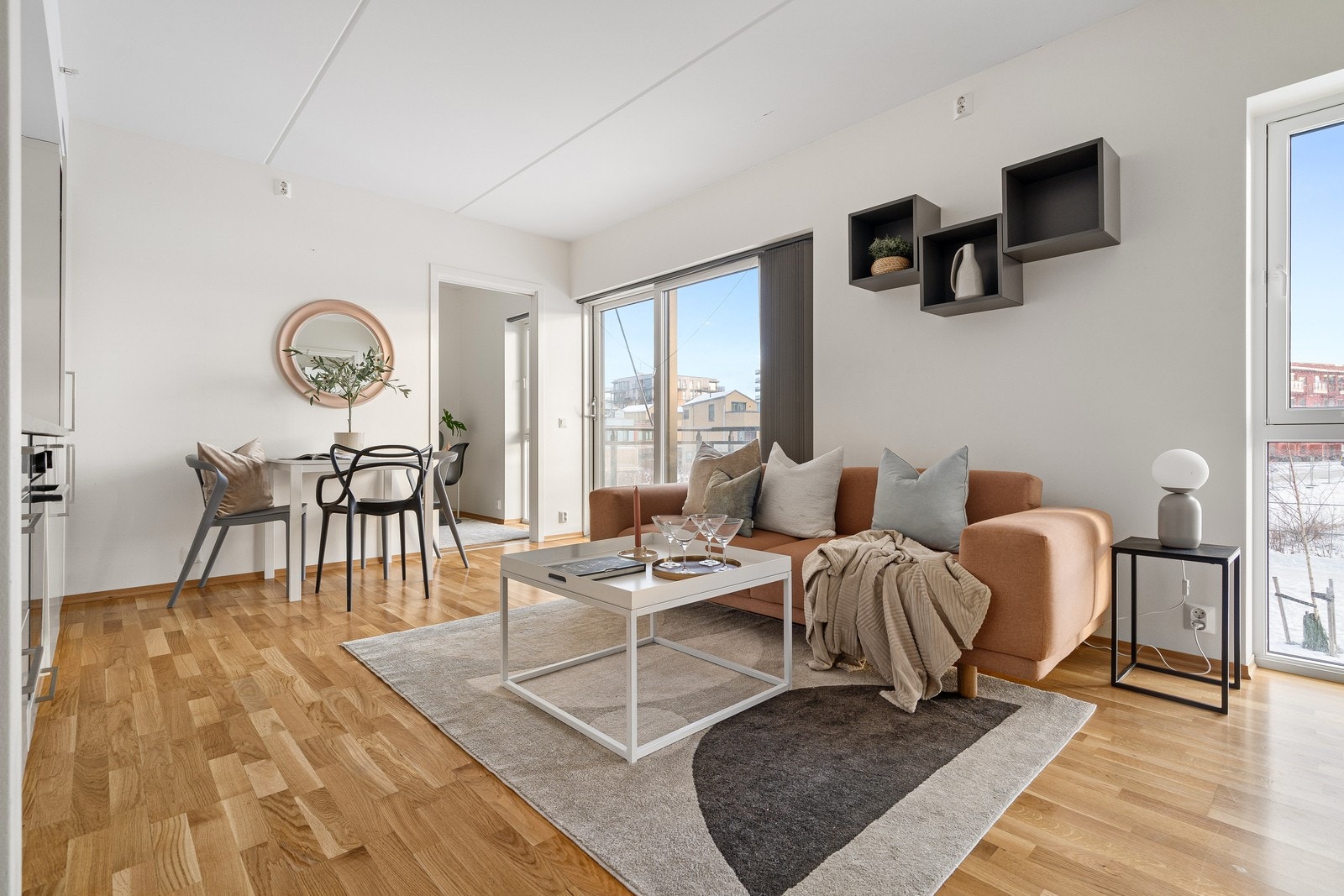 Leiligheten har praktisk planløsning. Utgang til balkong og fjernvarme Galleribilde