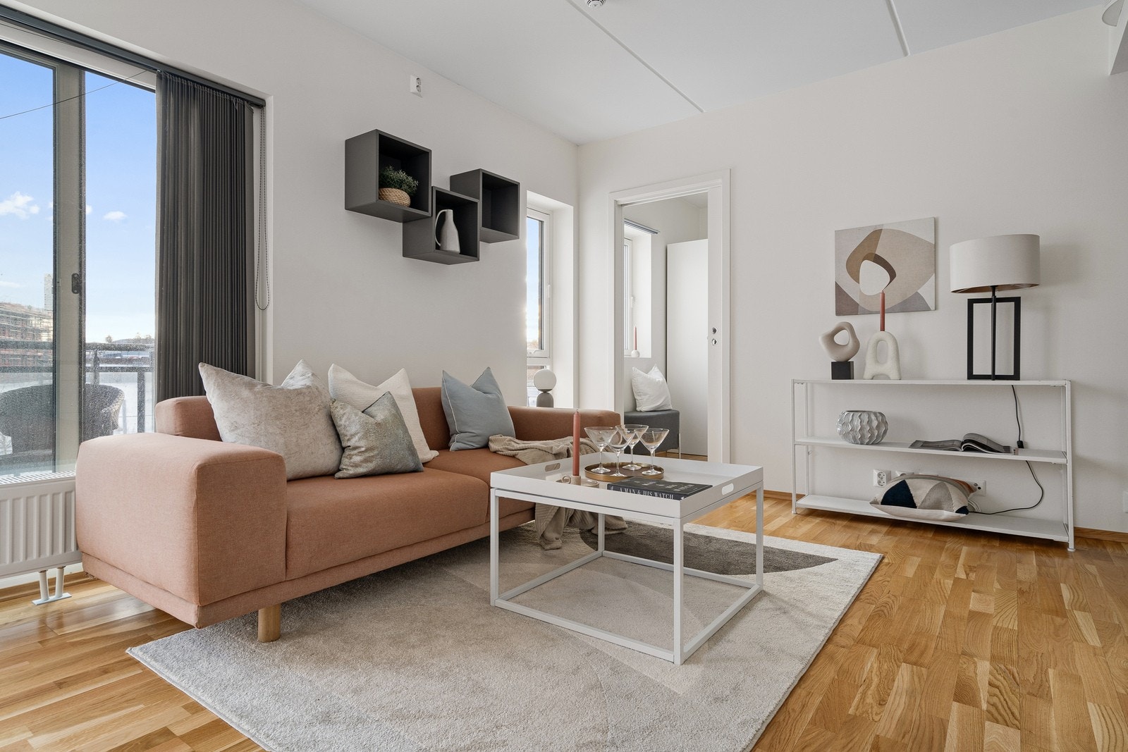 Stue, godt med lysinnslipp. Arealeffektiv 3-roms Galleribilde