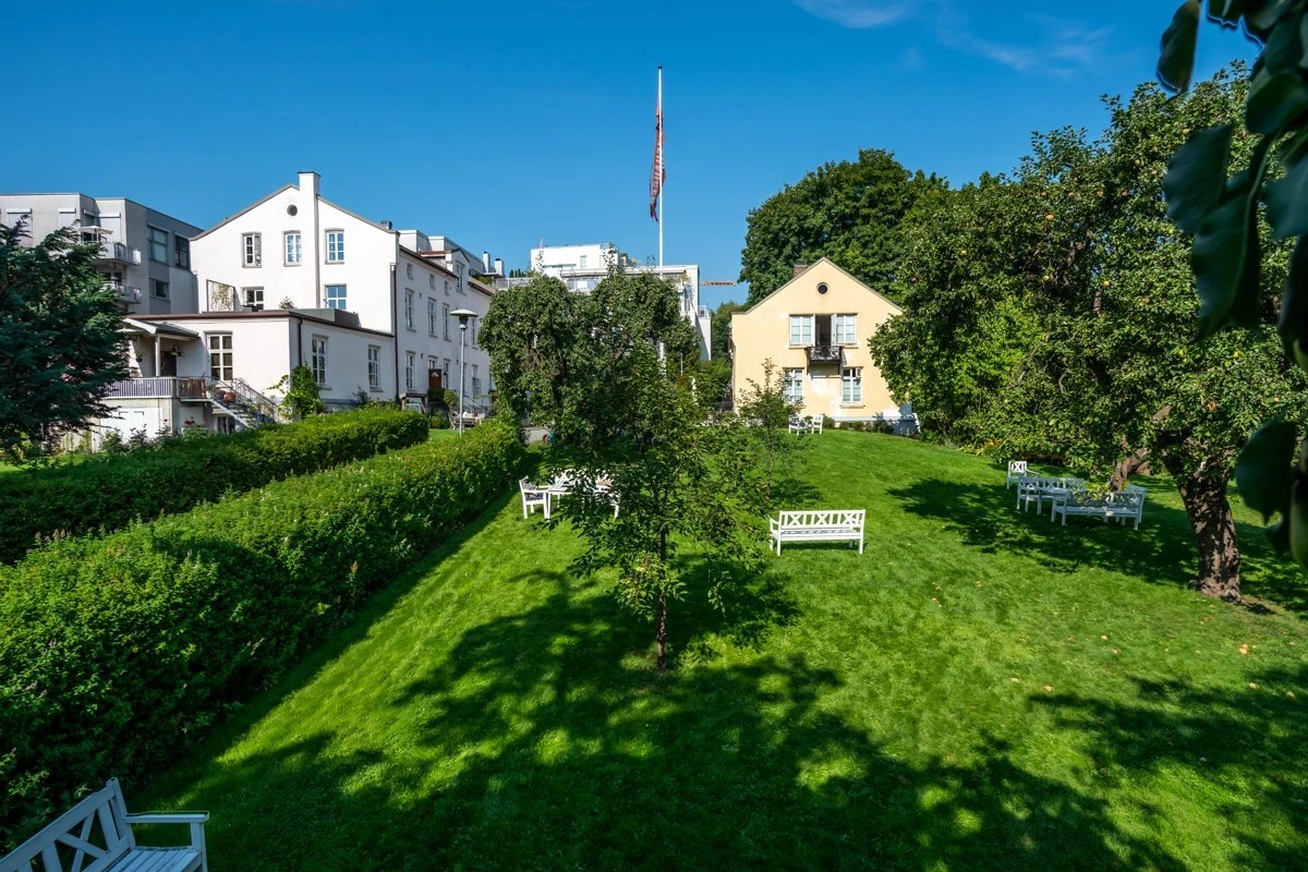 Beboerne i området har tilgang til en stor, fredet hage. Her er hagen og trærne bevart siden Gamle Aker Kirkes storhetstid fra tidlig 1100-tallet (Beautiful, private garden shared with neighbors with fruit trees and sitting areas.) Galleribilde