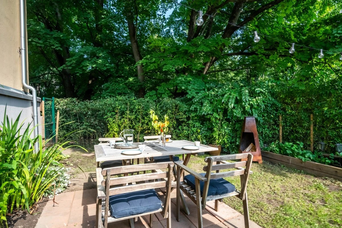 Bak huset har leiligheten adkomst til en egen hage, som ligger fredelig og skjermet mot Akerselva (Behind the house there is a private garden with sitting area and morning sun) Galleribilde