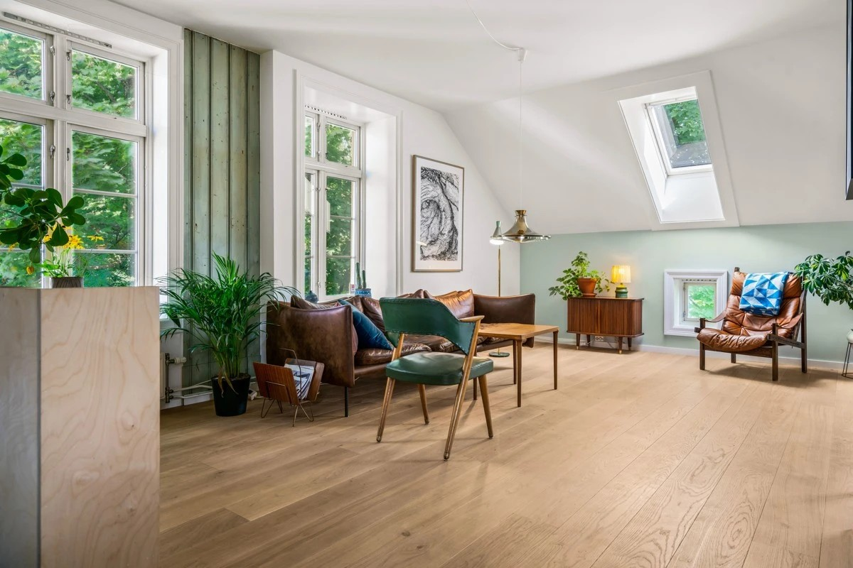 2.etasje: Her er det nydelig utsyn mot Akerselva og du får følelsen av å leve tett på naturen (The living room looks out onto Aker river) Galleribilde