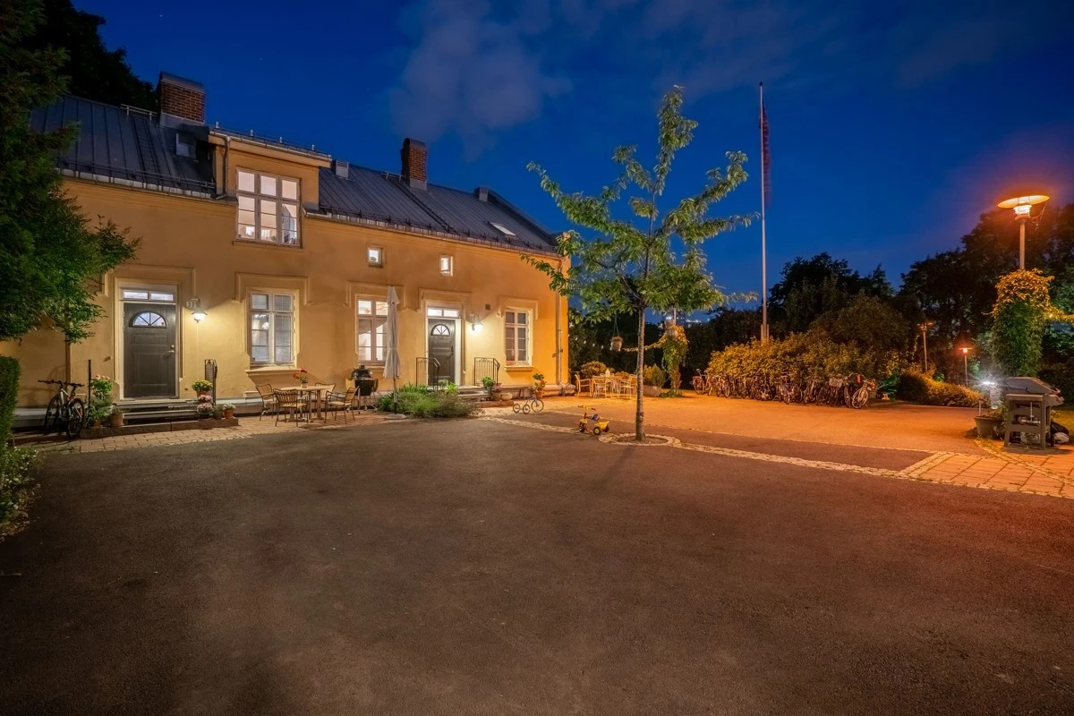 Maridalsveien 33 med egen hage og terrasse. Beboerne i området har tilgang til stor, fredet hage med frukttrær og sittegrupper. (The house has its own garden. The shared area in front of the house brings together neighbours in the summer months) Galleribilde