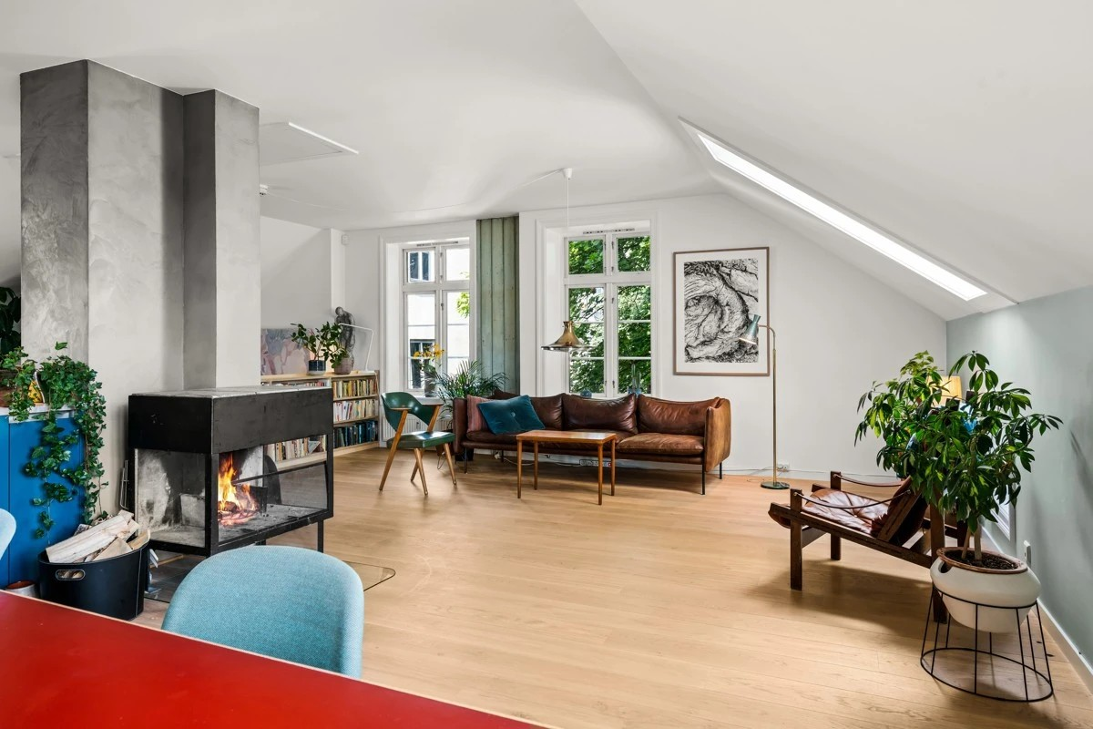 2.etasje: Med oppmålt primærareal på 64 m2 er rommet perfekt for sosiale sammenkomster (The second floor is 64 square meters with an open floor plan) Galleribilde