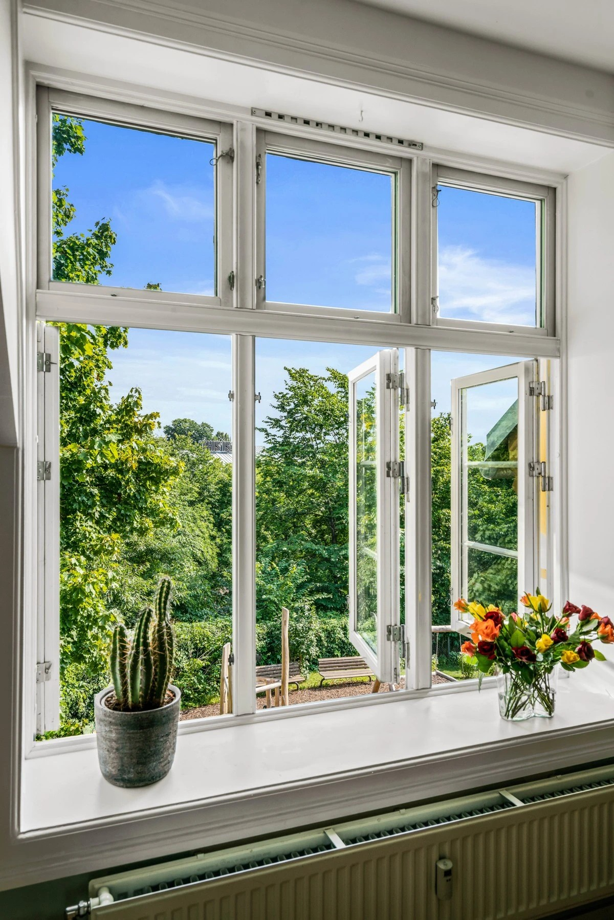 Fra boligens vindusflater har du ingen innsyn og nydelig utsyn mot grøntarealer og Akerselva (The windows look out to the river) Galleribilde