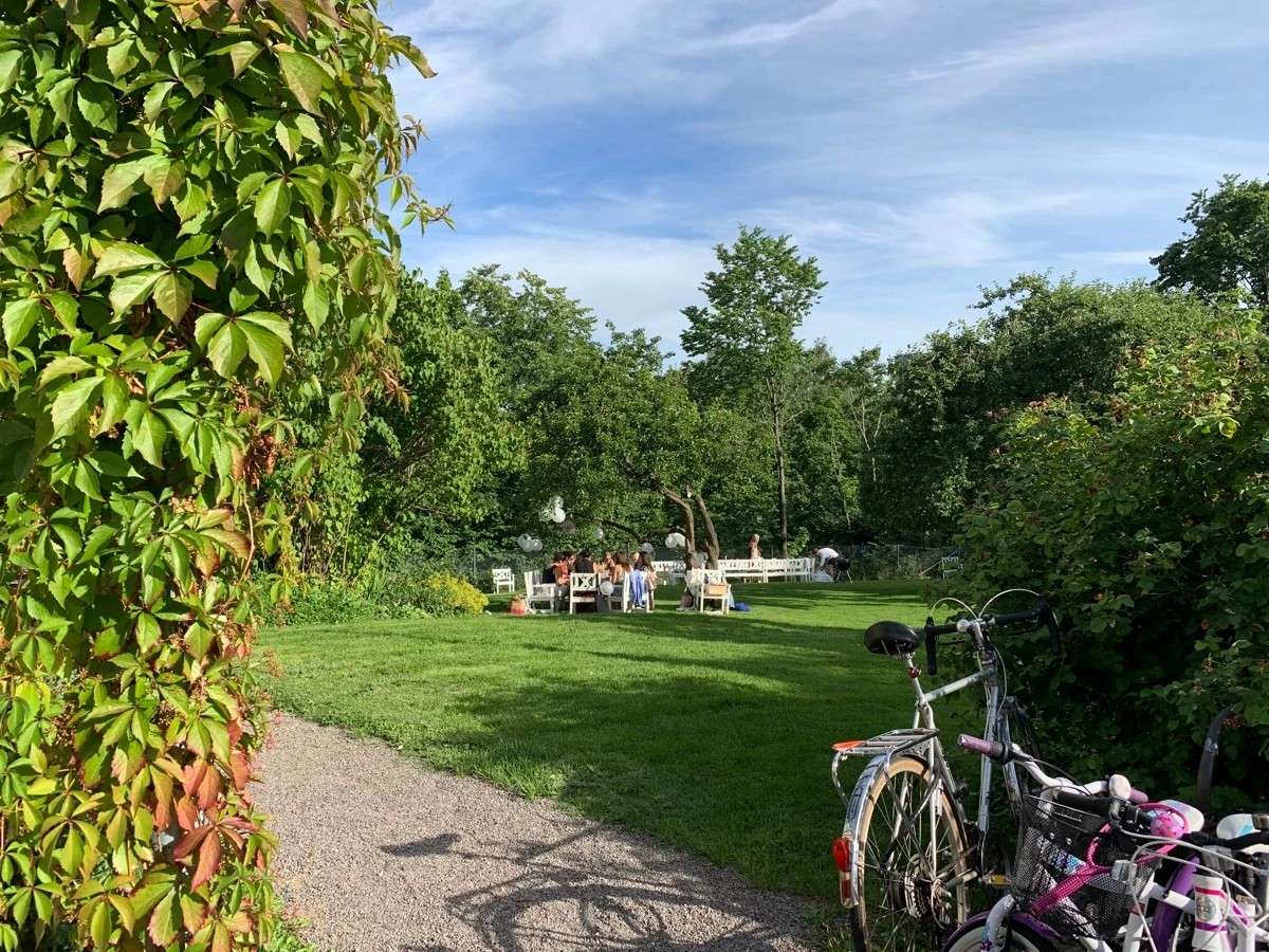 Beboerne i området har tilgang til en stor, fredet hag. Her er hagen og trærne bevart siden Gamle Aker Kirkets storhetstid fra tidlig 1100-tallet (Beautiful, private garden with fruit trees and sitting areas.) Galleribilde