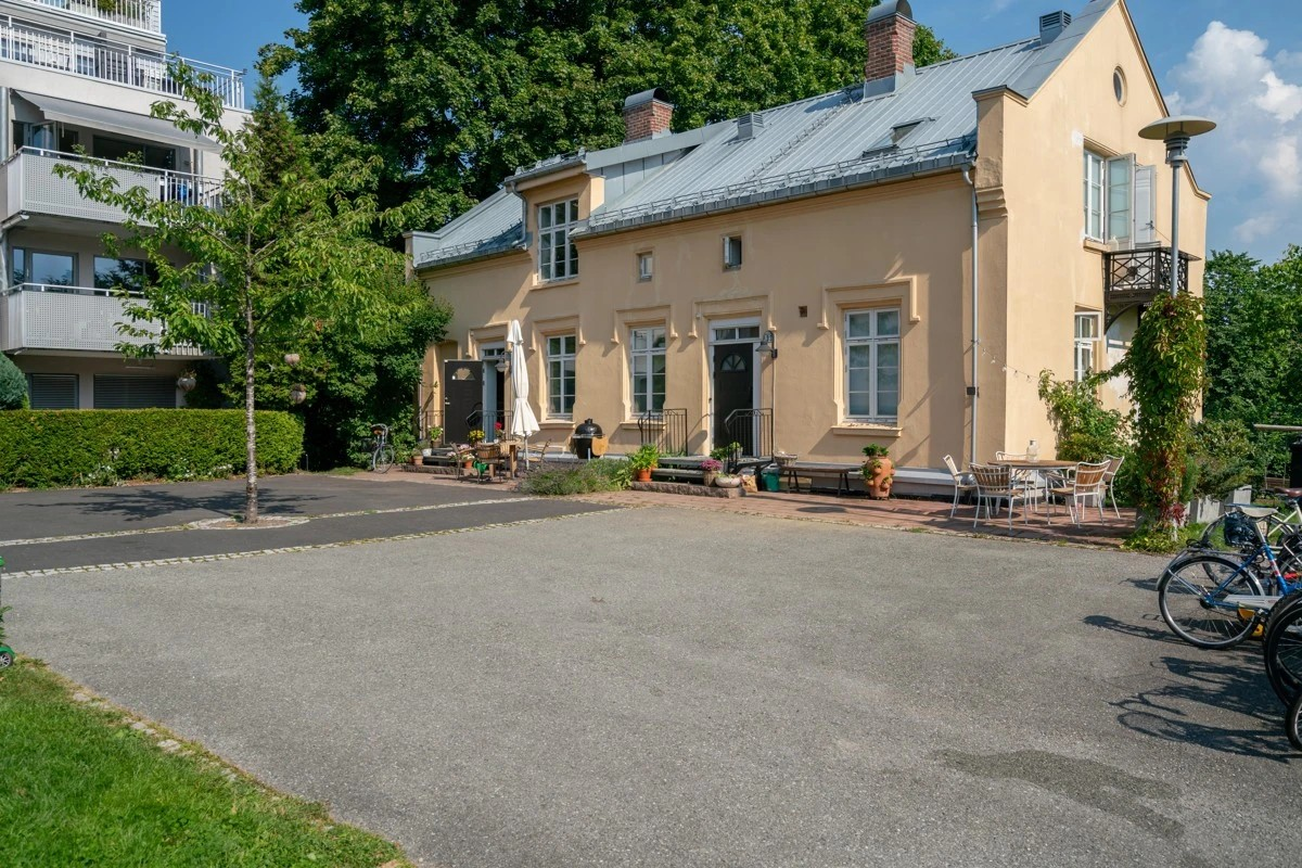 Fasade av tomannsboligen. Vellet har ansvar for uteområdene, nøkkelsystemer, varmtvann og vannbåren oppvarming via fjernvarme. Galleribilde