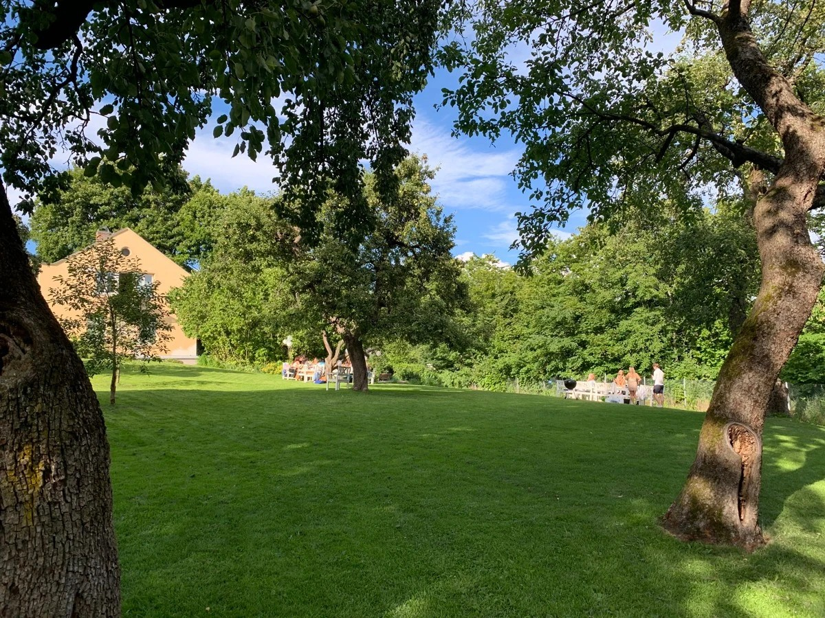 Beboerne i området har tilgang til en stor, fredet hage. Her er hagen og trærne bevart siden Gamle Aker Kirkets storhetstid fra tidlig 1100-tallet (Beautiful, private garden with fruit trees and sitting areas.) Galleribilde