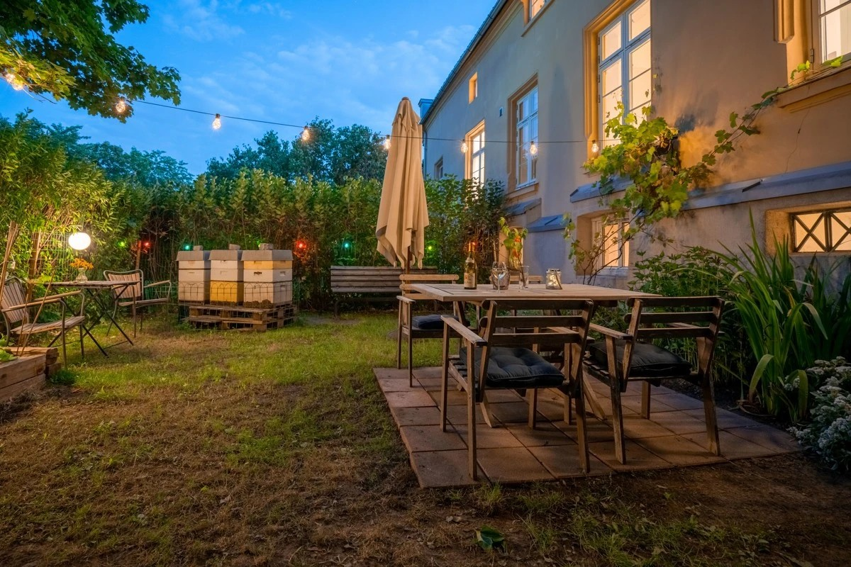 Bak huset tomtareal er 355 m² (eiet). Bak huset har leiligheten adkomst til en egen hage, som ligger fredelig og skjermet mot Akerselva (Behind the house there is a private garden with sitting area) Galleribilde