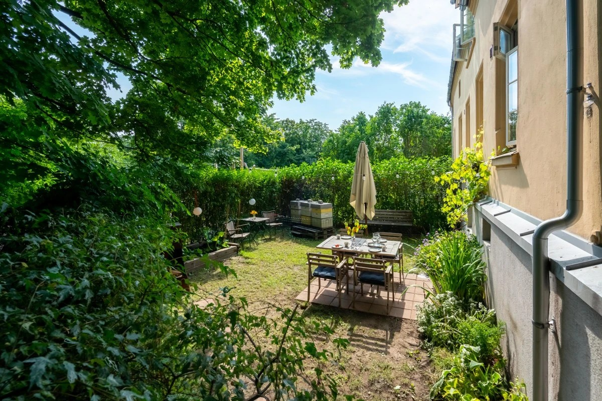 Bak huset tomteareal 355 m² (eiet). Her er det gode solforhold på morgen og formiddag (private garden behind house with morning sun) Galleribilde