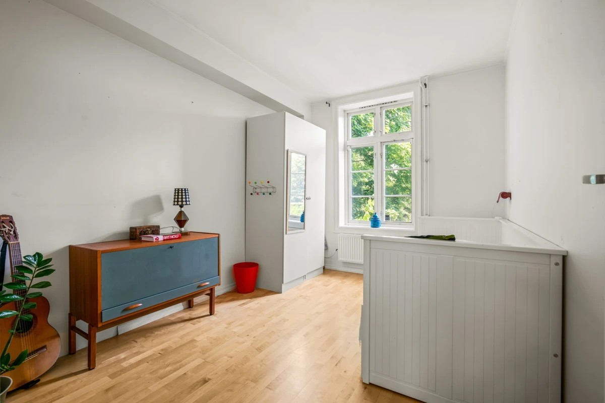 1.etg: Soverom #2 vender mot fredelige omgivelser langs Akerselva (Bedroom 2 has a view of the river. It currently has a bunk bed for children and a large closet) Galleribilde