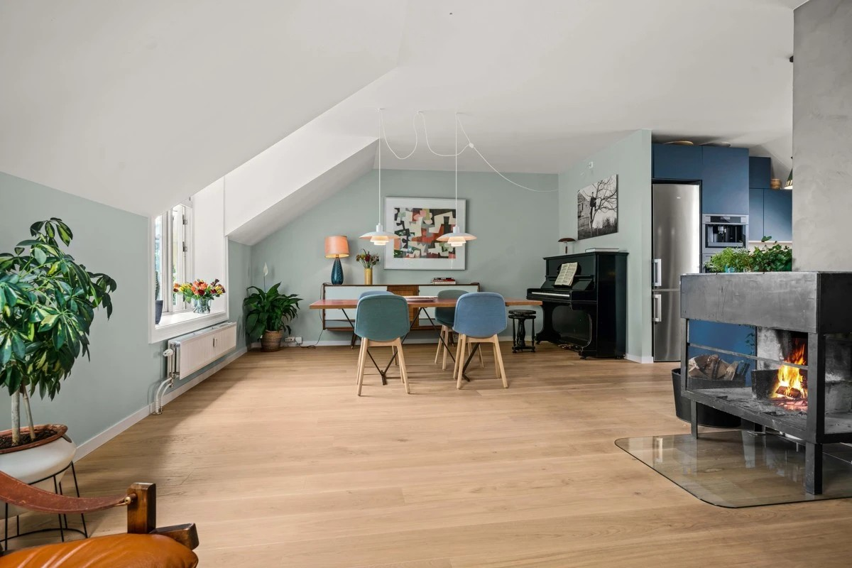 2.etasje: Med oppmålt primærareal på 64 m2 er rommet perfekt for sosiale sammenkomster (The second floor is 64 square meters with an open floor plan) Galleribilde