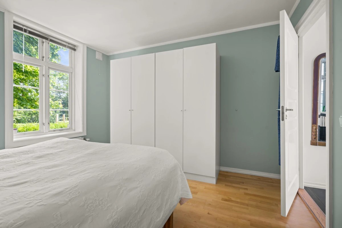 1.etg: Hovedsoverom med god plass til dobbeltseng, nattbord og garderobeløsning (Bedroom 1 has a queen bed and large closets) Galleribilde