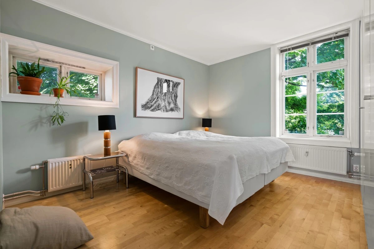 1.etg: Hovedsoverom med fredelige omgivelser hvor du våkner til fuglekvitter og brusen fra fossen i elva (Bedroom 1 with the sound of the waterfall at night) Galleribilde