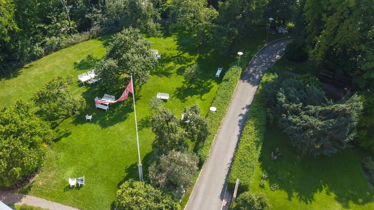 Fra boligen er det tilgang til egen hage, terrasse og den store felleshagen (The house has its own garden and patio and large private garden shared with the neighbors) Galleribilde