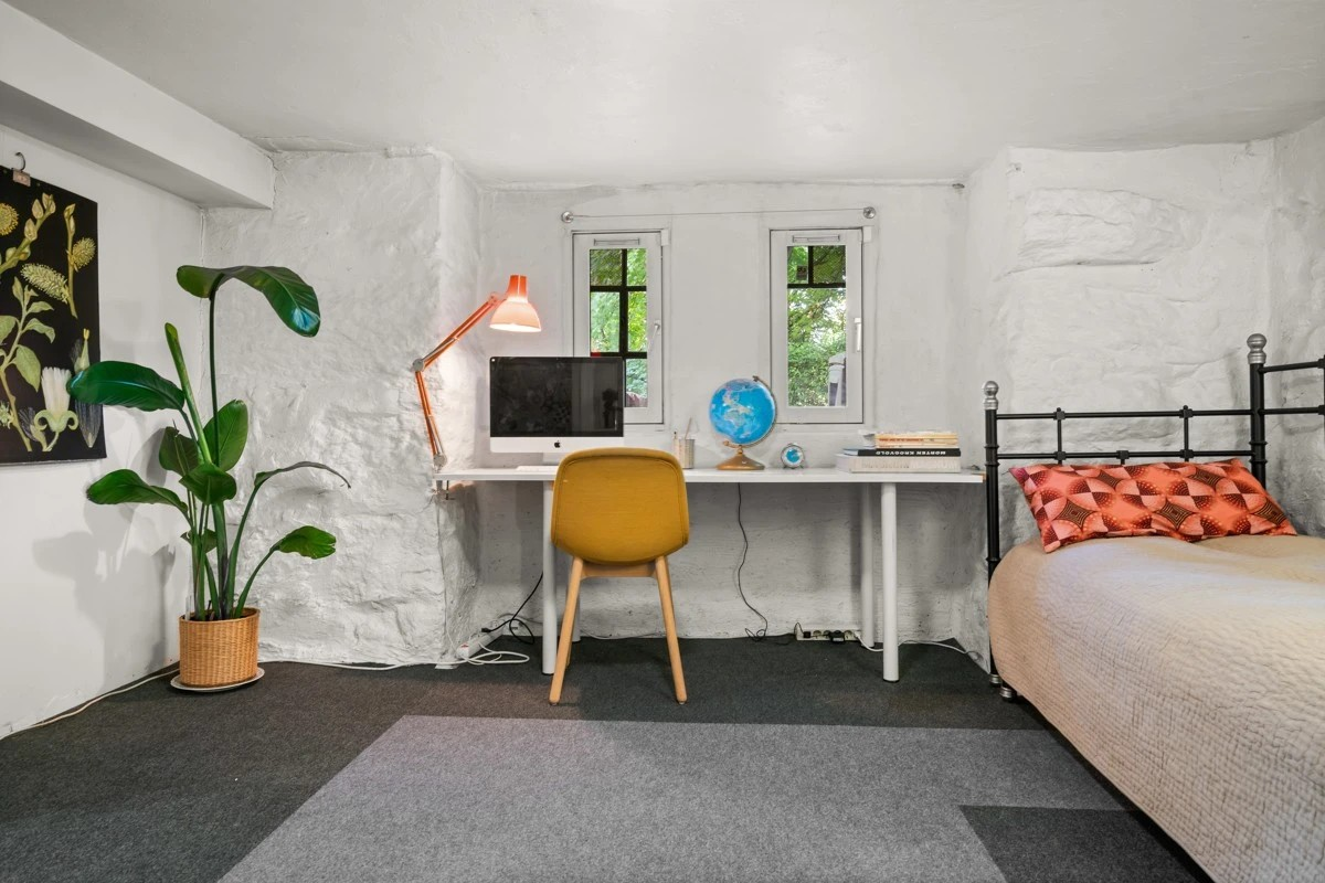 Kjeller: Rom i kjeller innredet som TV-stue / Soverom #4-(Bedroom 4 in basement is currently a playroom and TV room) Galleribilde