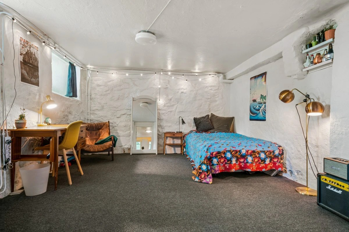 Kjeller: Rom i kjeller innredet som Soverom #3- det gjøres oppmerksom på at kjellerareal er betegnet som "disponible rom" i byggetegninger. Det er ikke søkt om bruksendring til varig oppholdsrom. (Bedroom 3 / home office in basement) Galleribilde