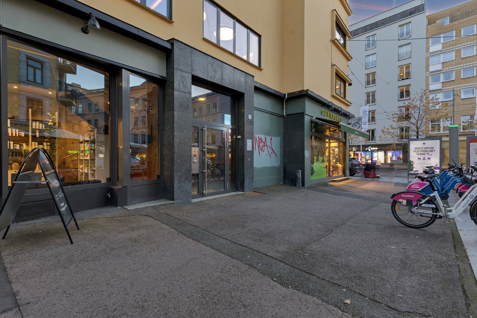 Egen inngang fra en gågate rett ved Bogstadveien. Det er heis opp til 2. etasje. Galleribilde