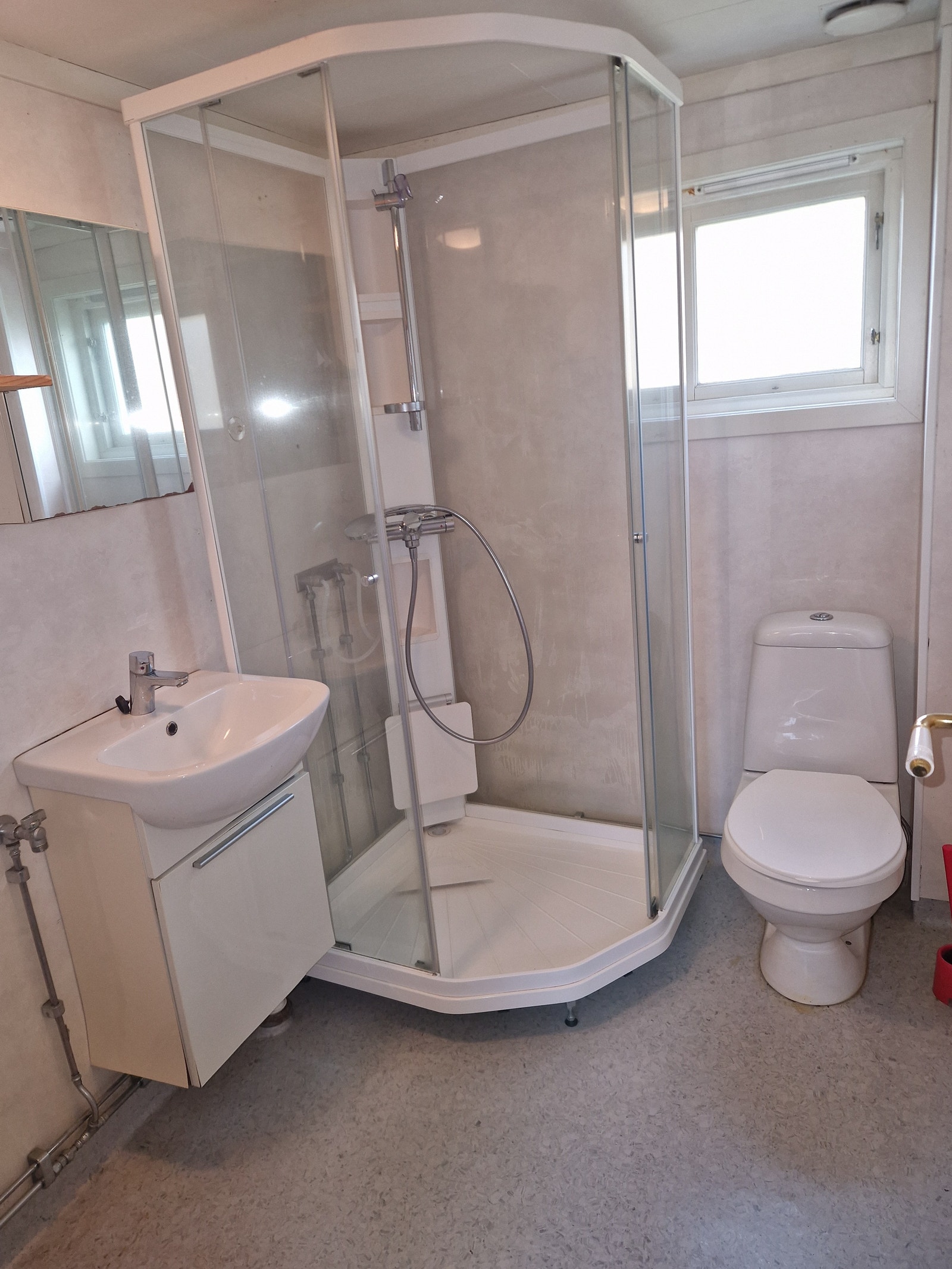 Bad, plass til vaskemaskin Galleribilde