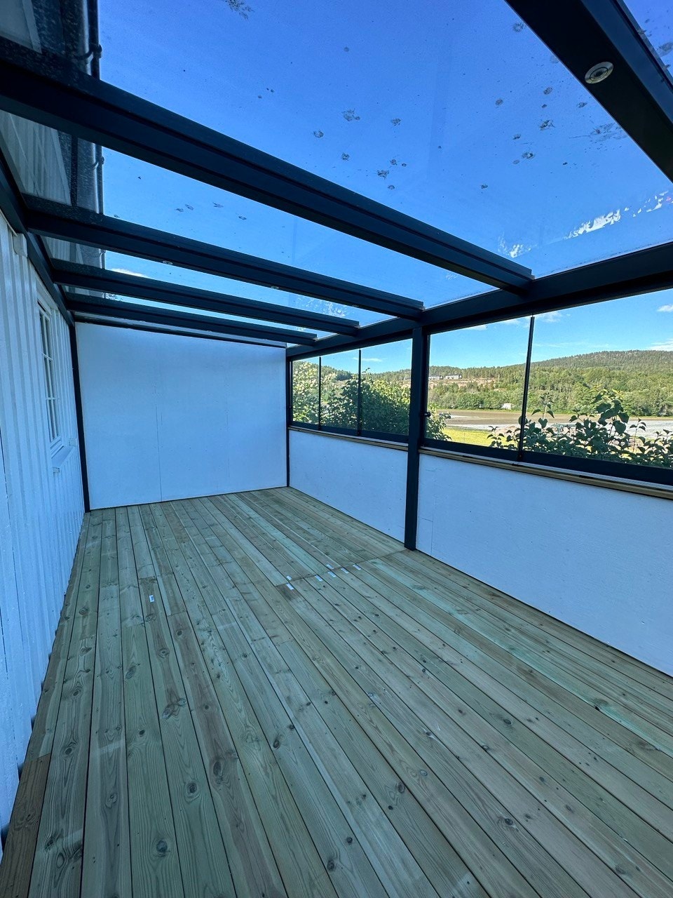 Utestue i glass med utsikt Galleribilde