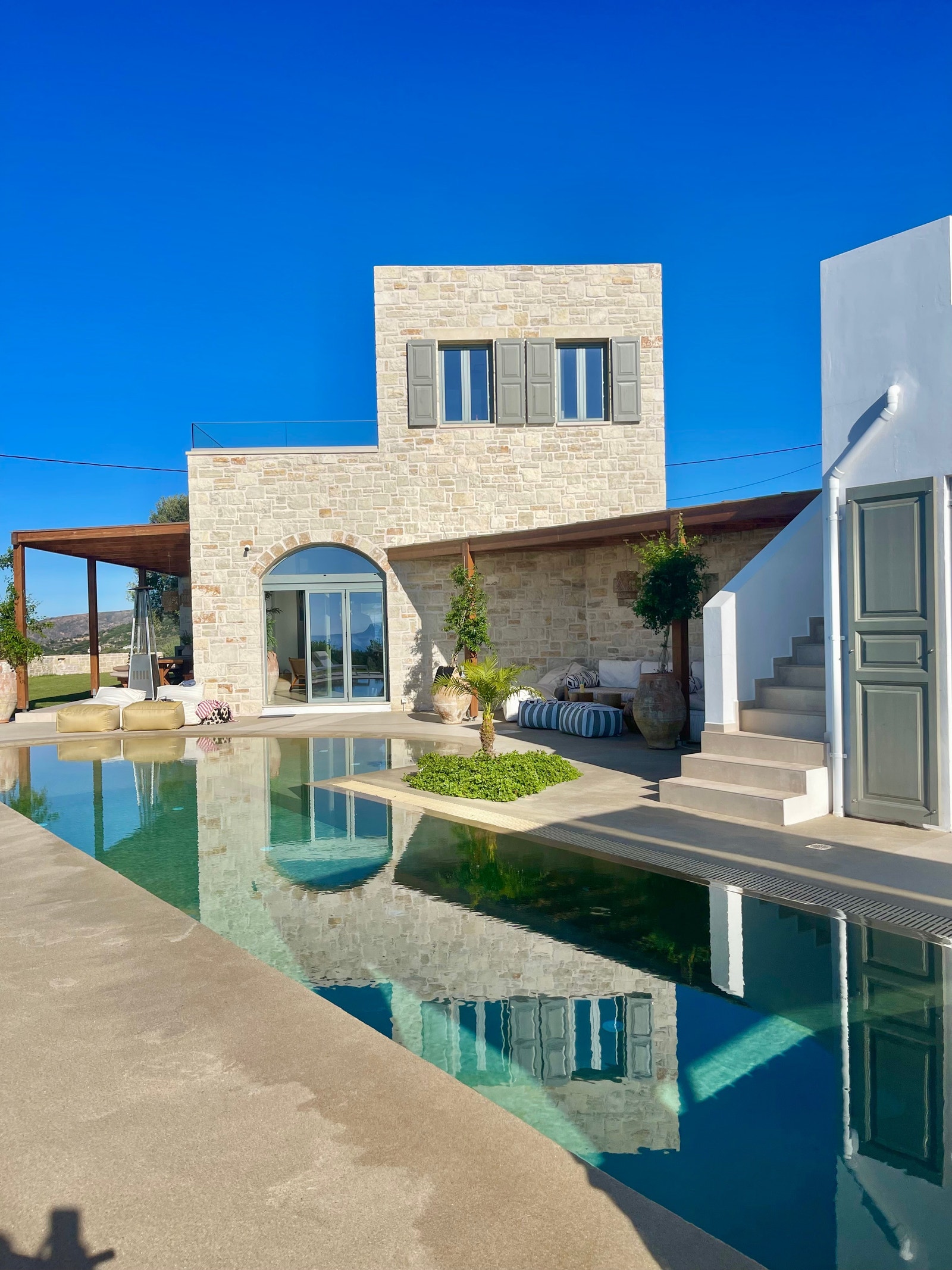 Her ser man hovedhuset og litt av gjestehuset Galleribilde