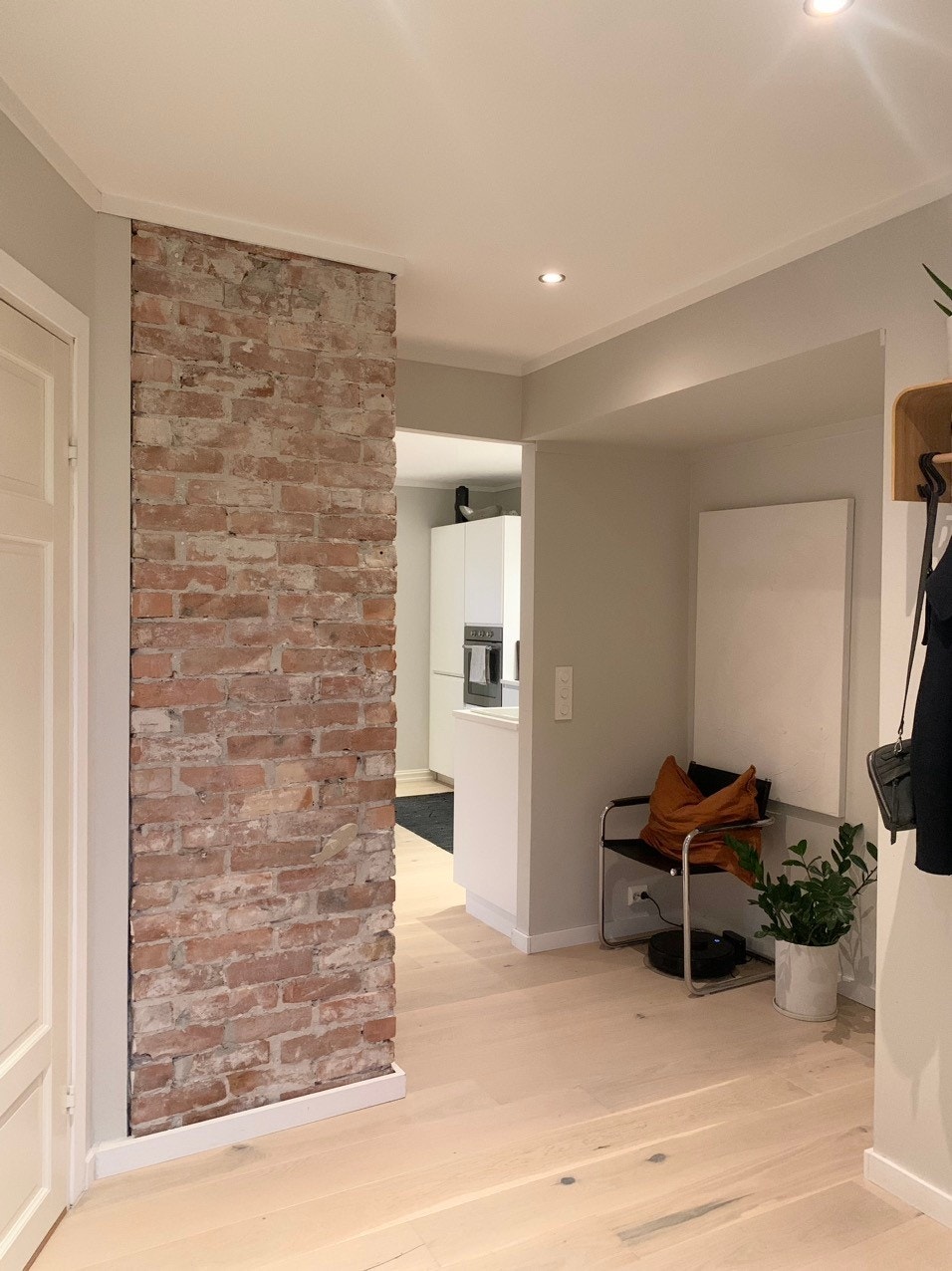 Gang fra inngangsdør. Soverom til venstre Galleribilde