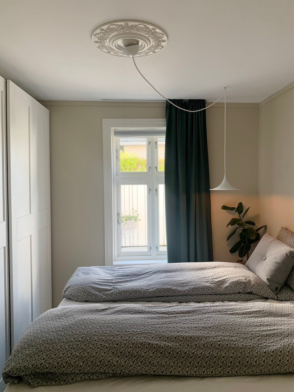 Soverom med store skap. Hvitmalt gulv. Galleribilde