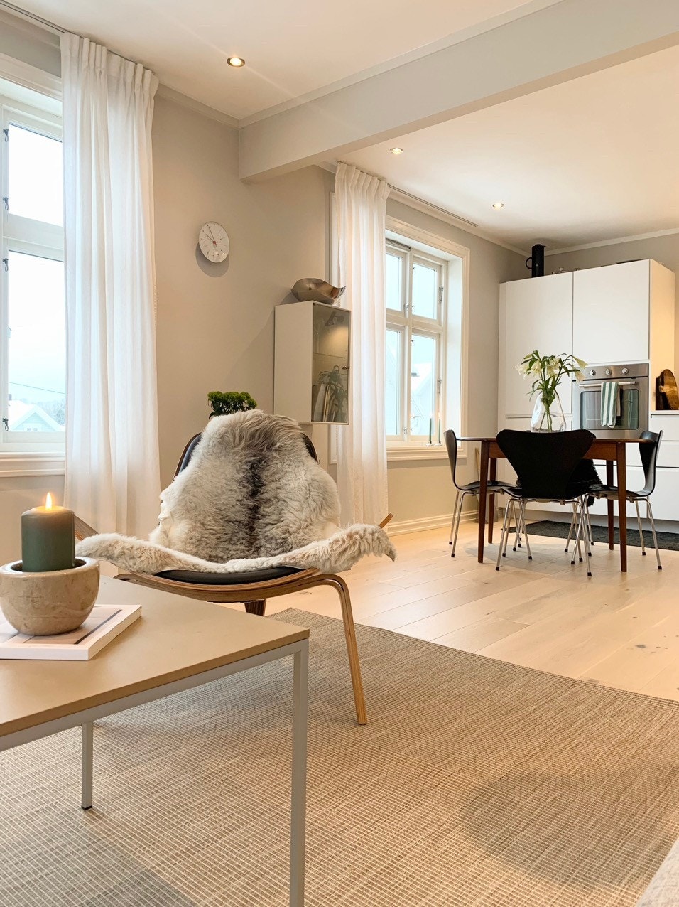 Åpen stue og kjøkkenløsning gir en romslig følelse Galleribilde