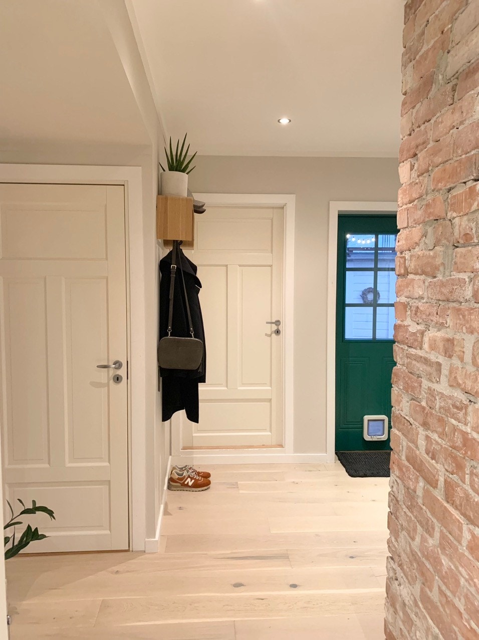 Gang. Innendørs bod til venstre, bad rett frem, grønn inngangsdør Galleribilde