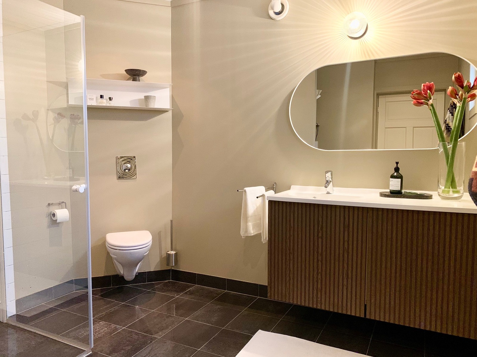 Stort bad, inkl. vaskemaskin Galleribilde