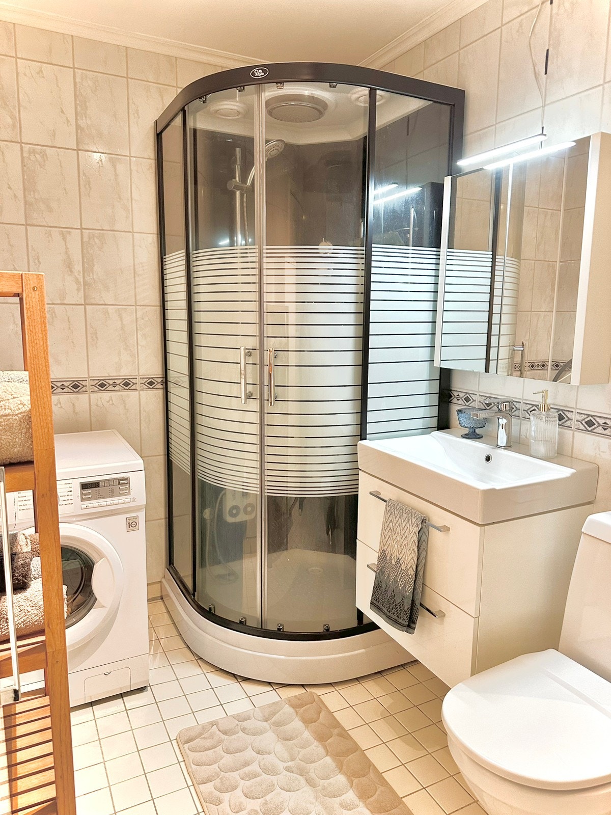 Bad - god plass til vaskemaskin/tørketrommel, dusjkabinett med massasjefunksjoner Galleribilde