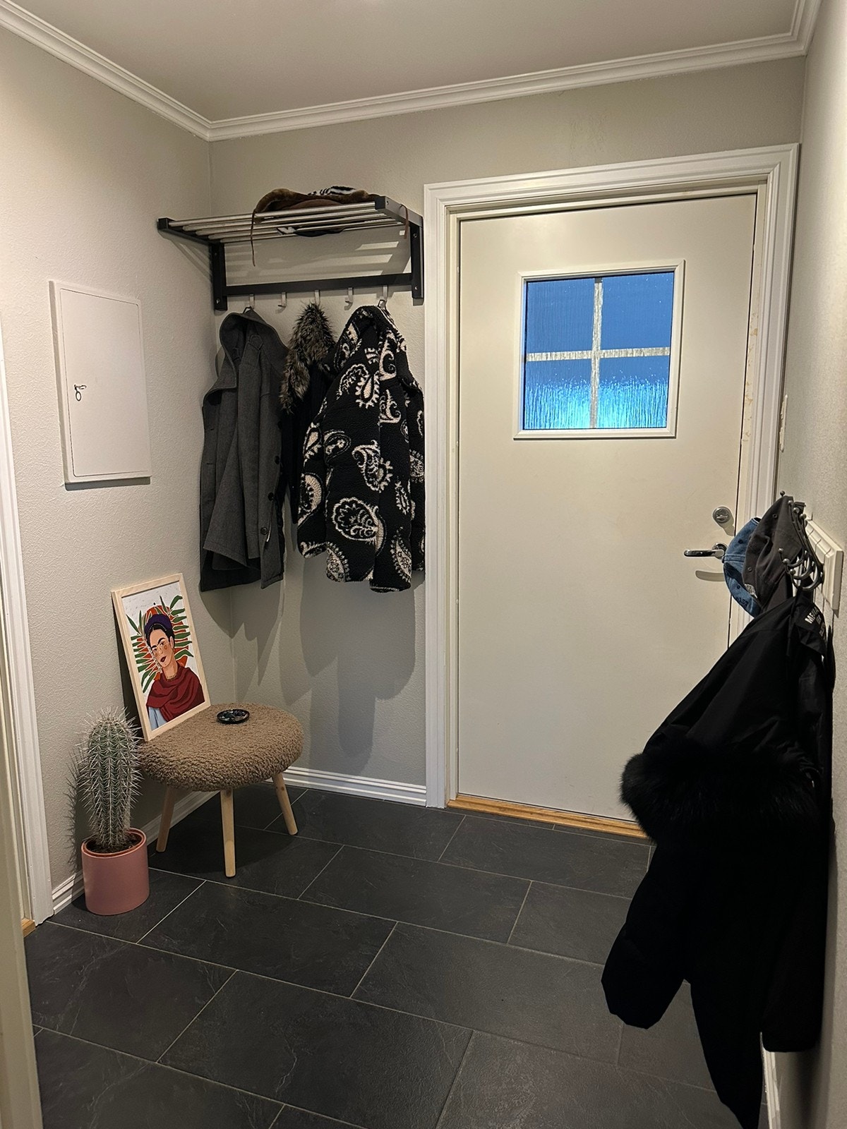 Romslig inngangsparti med god plass til oppbevaring av sko og yttertøy Galleribilde