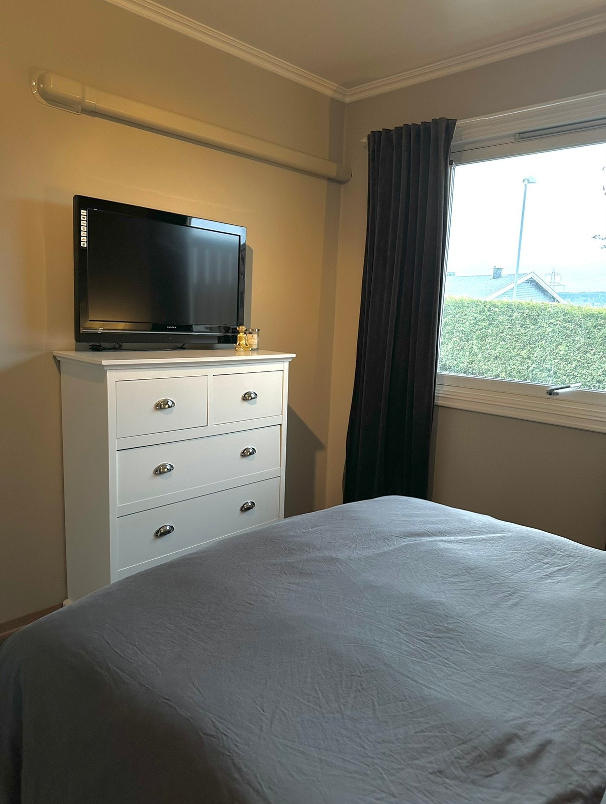 Soverom 1 - god plass til oppbevaringsmuligheter Galleribilde