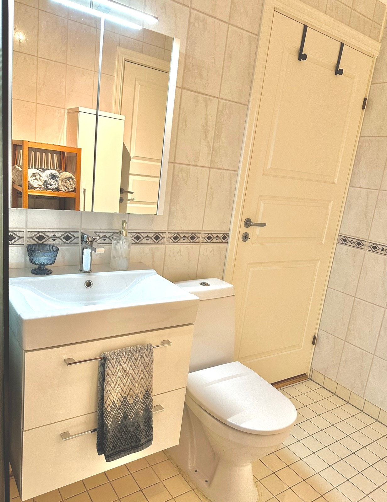 Bad - servant med speilskap og hyller Galleribilde