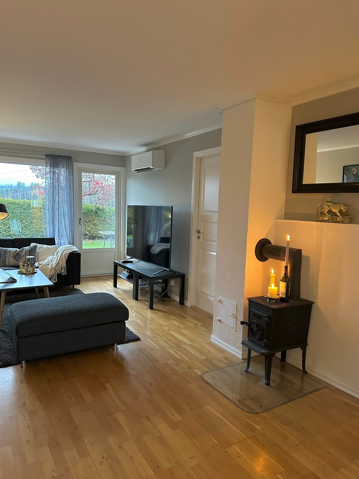 Stue med varmepumpe og peis til oppvarming Galleribilde