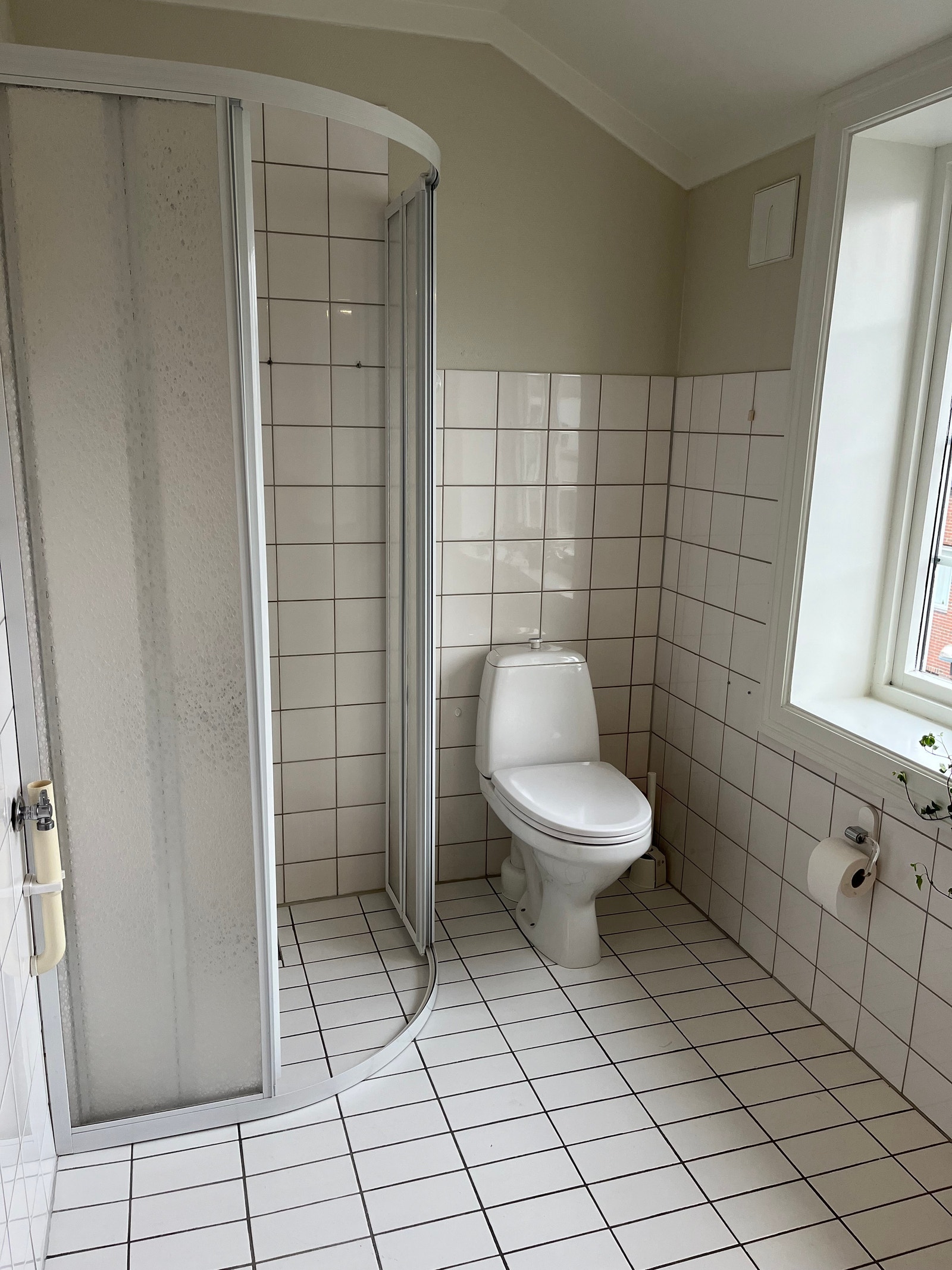 Dusj m/nytt dusjbatteri, wc m/nytt soft close sete, opplegg for vaskemaskin og tørk, varmekabler i gulv Galleribilde