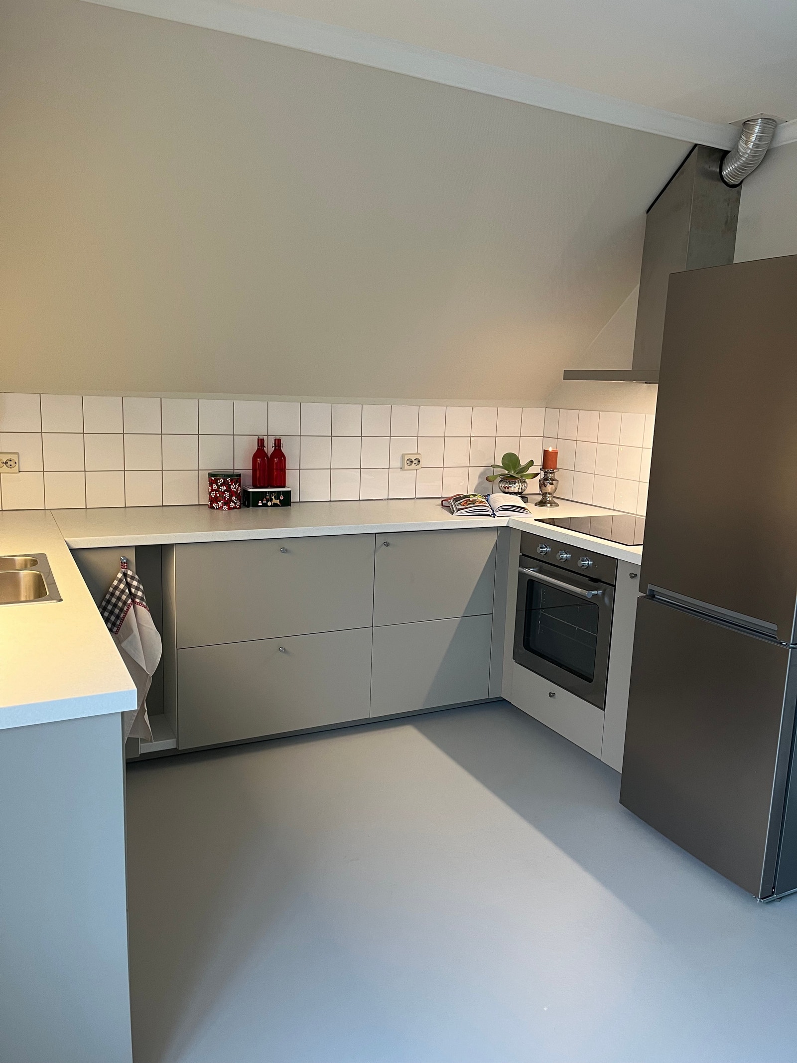 Nytt IKEA kjøkken med integrerte hvitevarer. Kjøl/frys, oppv.maskin, stekeovn, platetopp induksjon, vifte. Alt nytt. Galleribilde