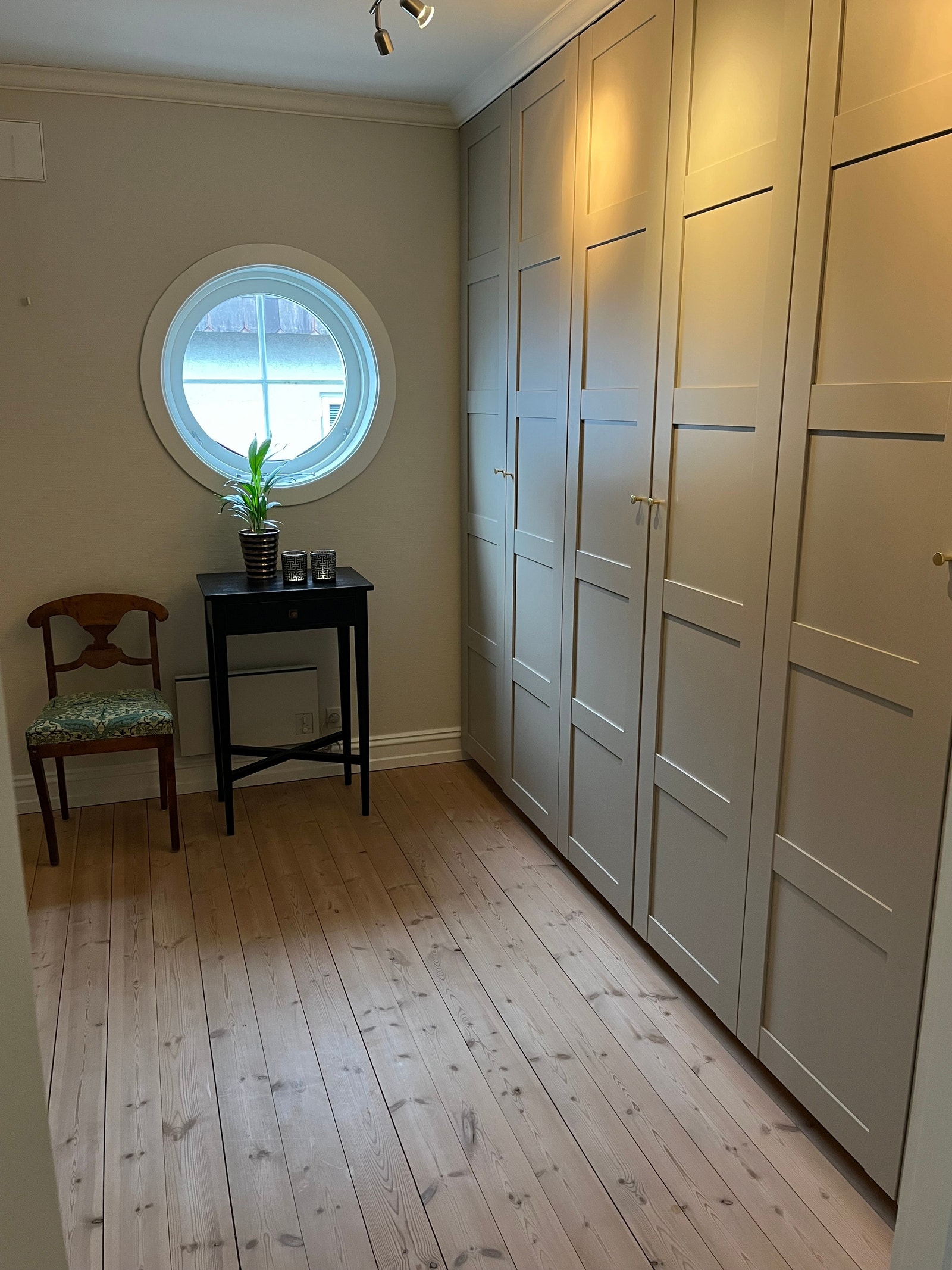 Sov. 1 med 3 meter garderobe. Innebygd og takhøye skap. Galleribilde