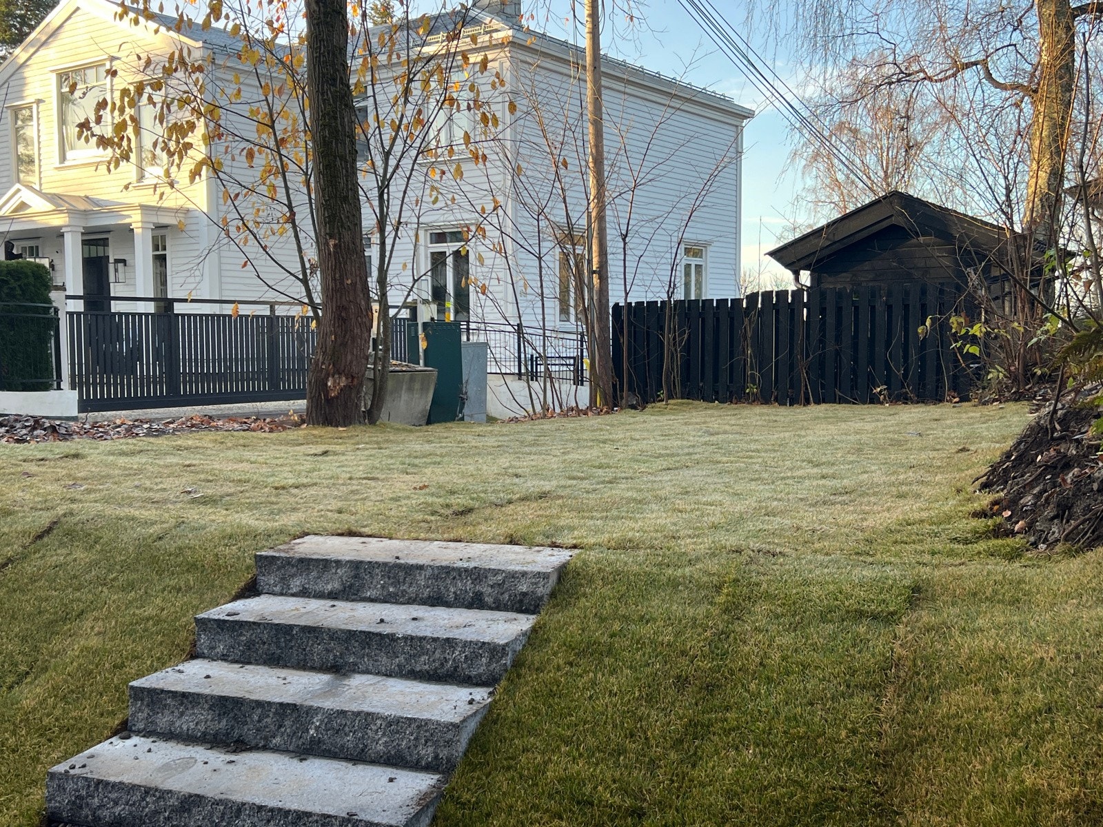 Leiligheten få eksklusiv bruksrett til stort hagearealet, perfekt lekeplass for barna eller hunden. Galleribilde