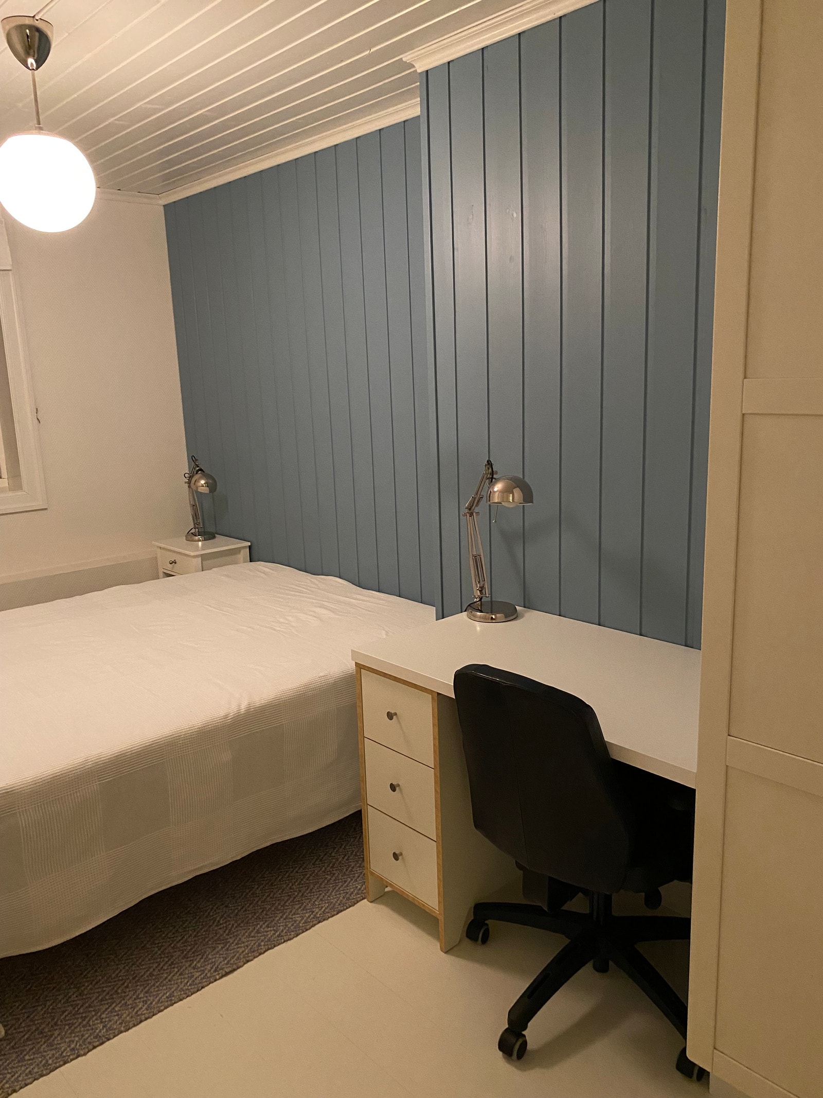 Soverom med arbeidplass og garderobeskap. Galleribilde