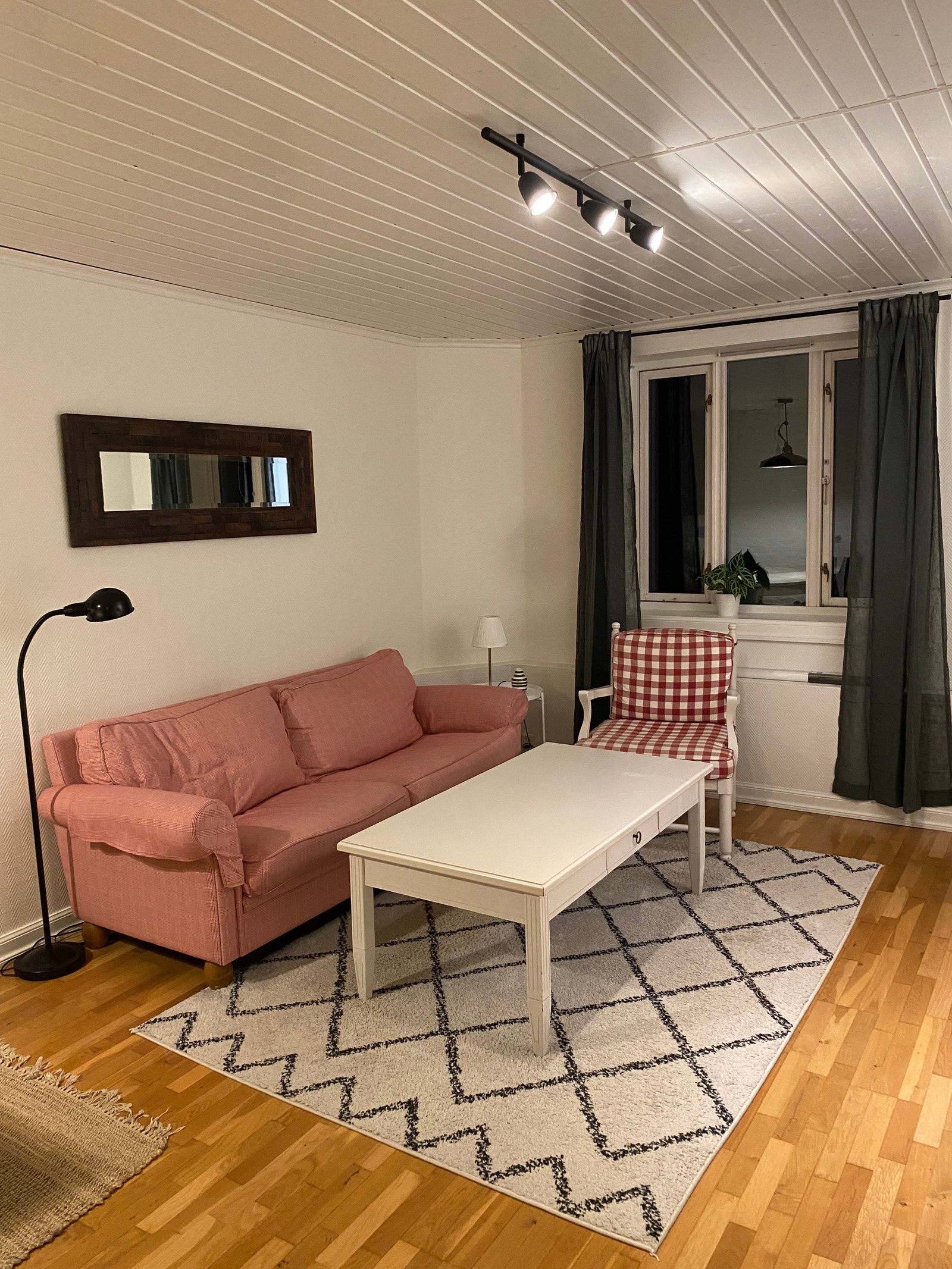 Stue med god takhøyde. Sofa, bord og stol følger ikke med. Galleribilde