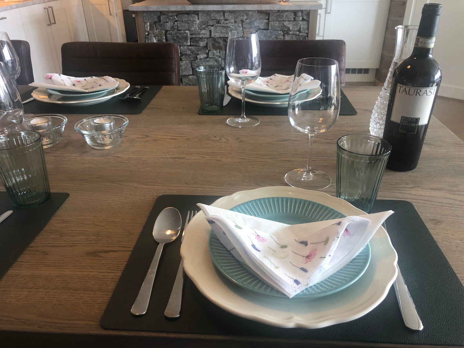 Servise og bestikk til alle måltider til til åtte personer. Rikelig med kopper og glass av alle typer - vann, øl, vin, dram. Galleribilde