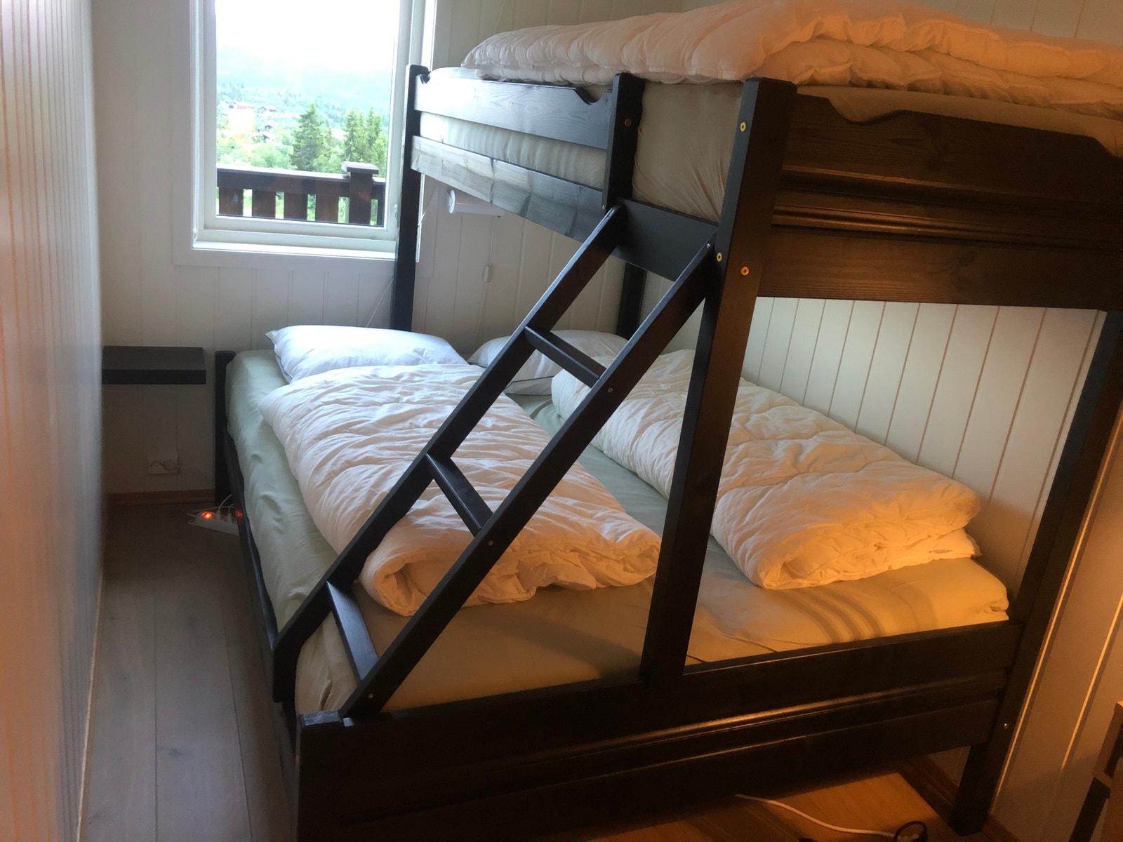 Soverom 2 - Familiekøye (150 cm nede, 90 cm oppe) med komfortable madrasser. Garderobeskap. Galleribilde